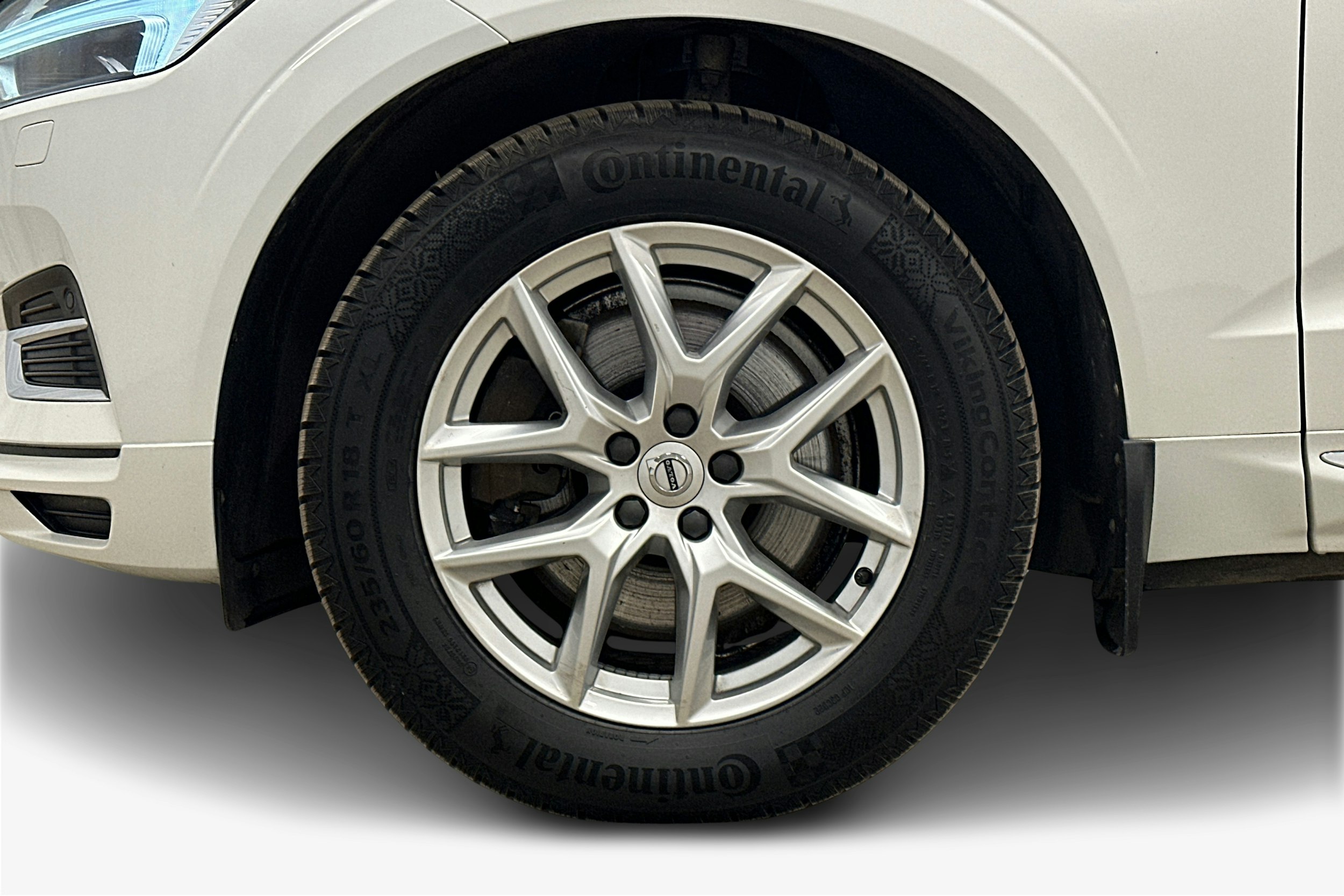 valkoinen Volvo XC60 2018 kuva 11.