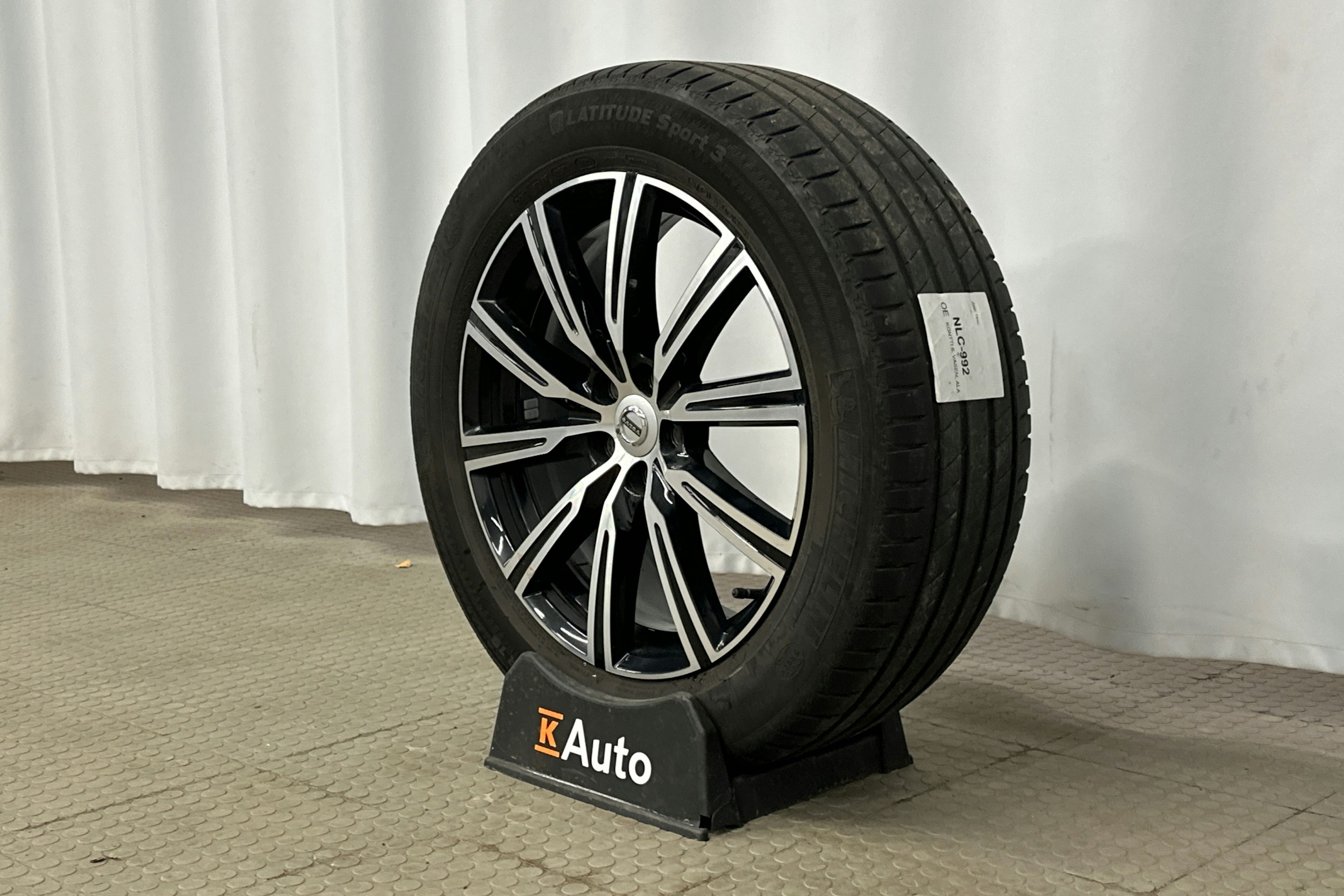 valkoinen Volvo XC60 2018 kuva 13.