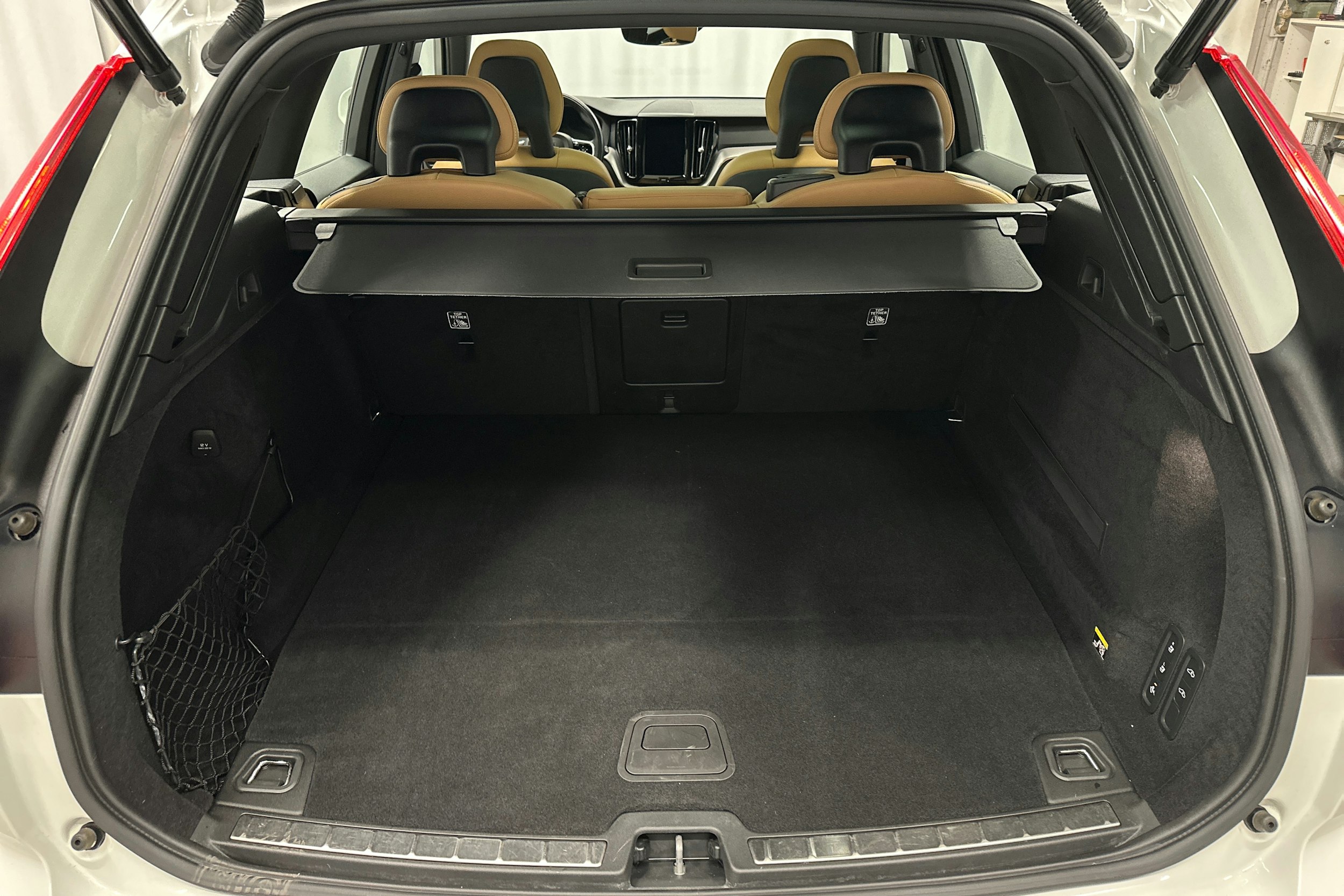 valkoinen Volvo XC60 2018 kuva 14.