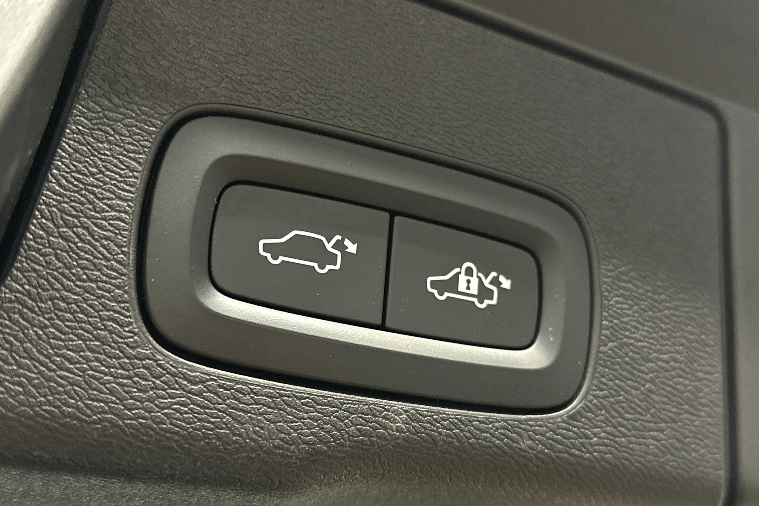 valkoinen Volvo XC60 2018 kuva 15.