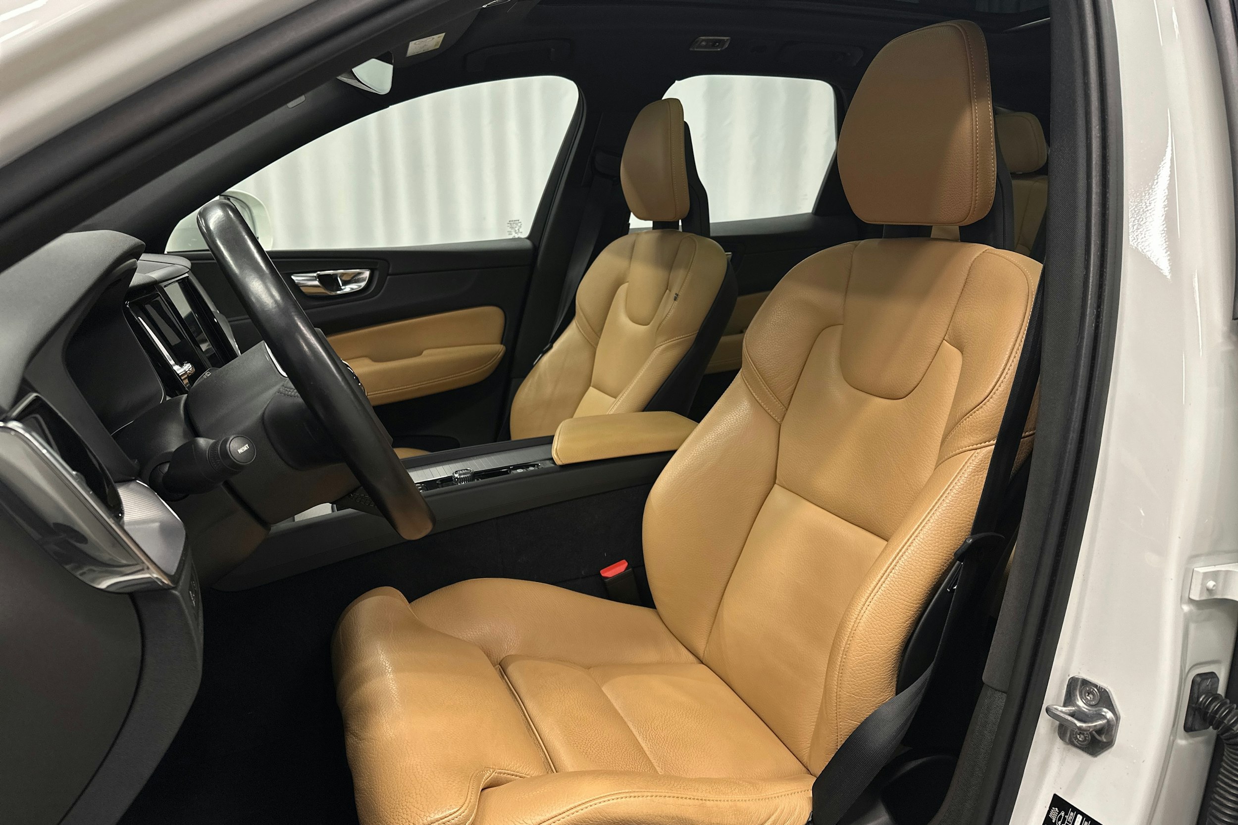 valkoinen Volvo XC60 2018 kuva 18.