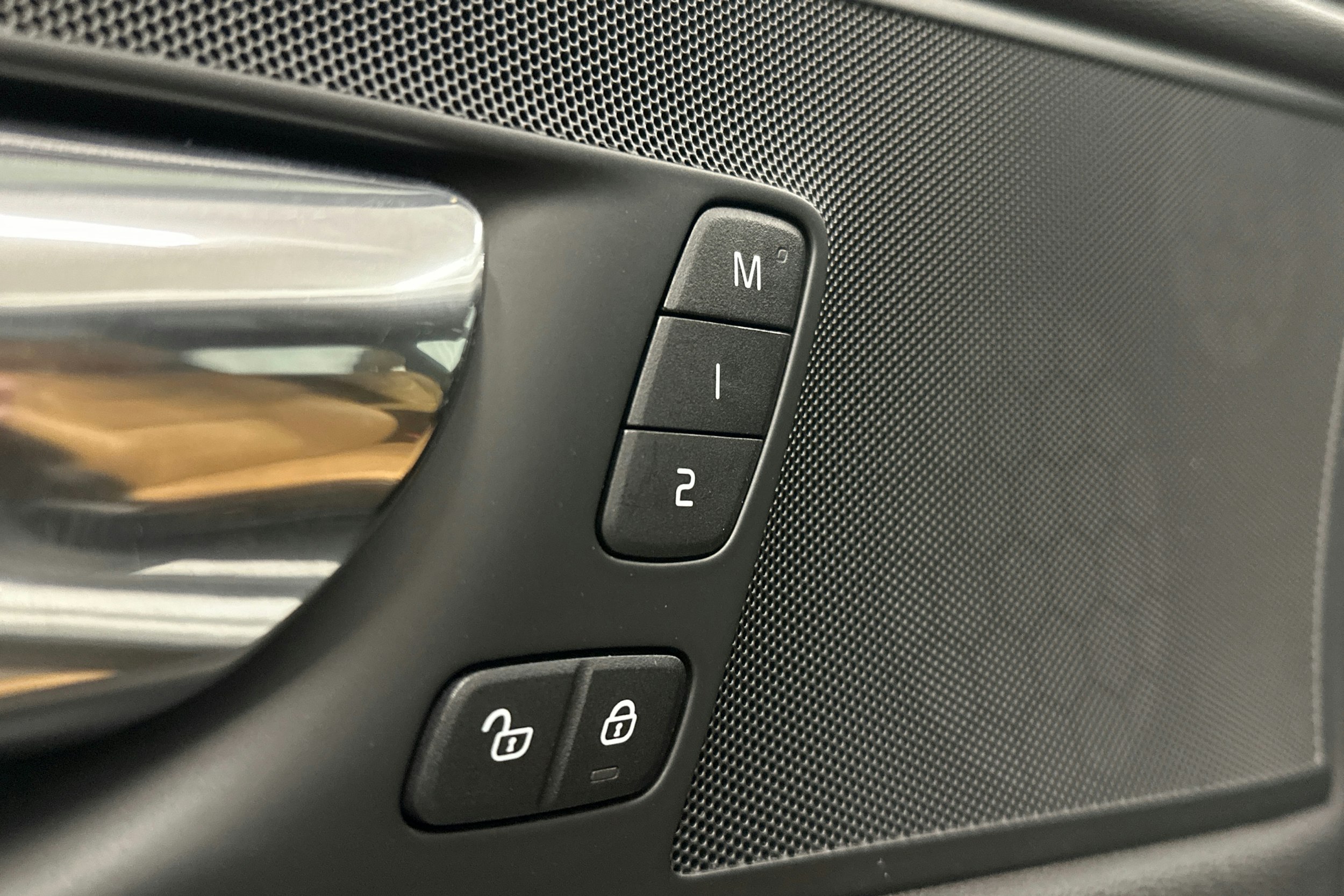 valkoinen Volvo XC60 2018 kuva 20.