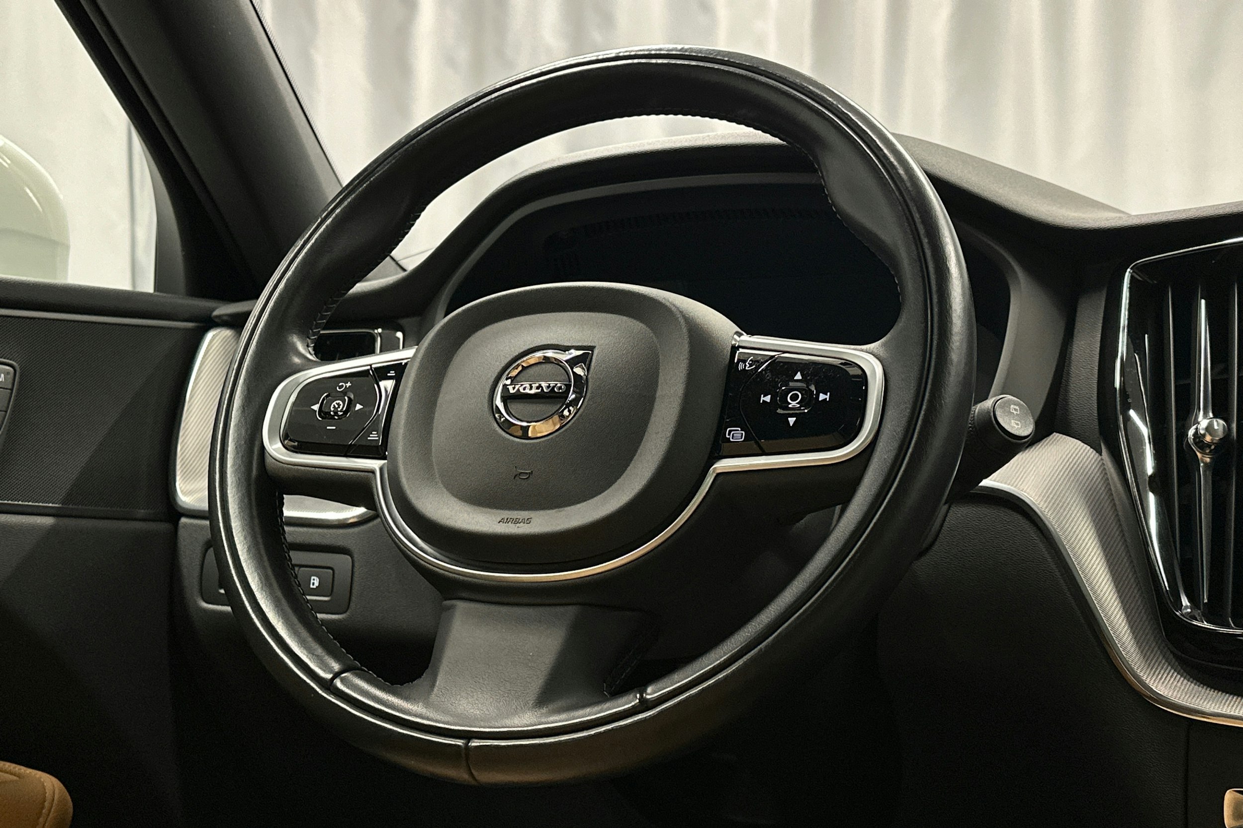 valkoinen Volvo XC60 2018 kuva 21.