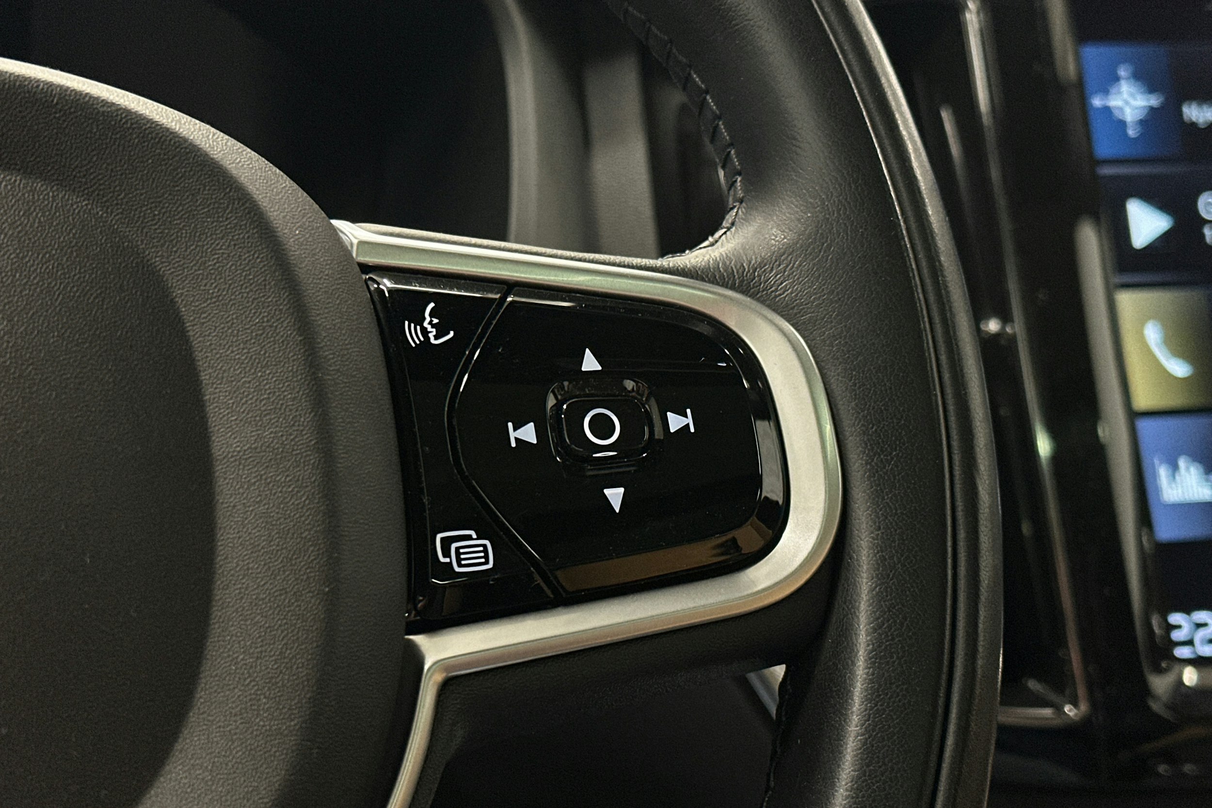 valkoinen Volvo XC60 2018 kuva 23.