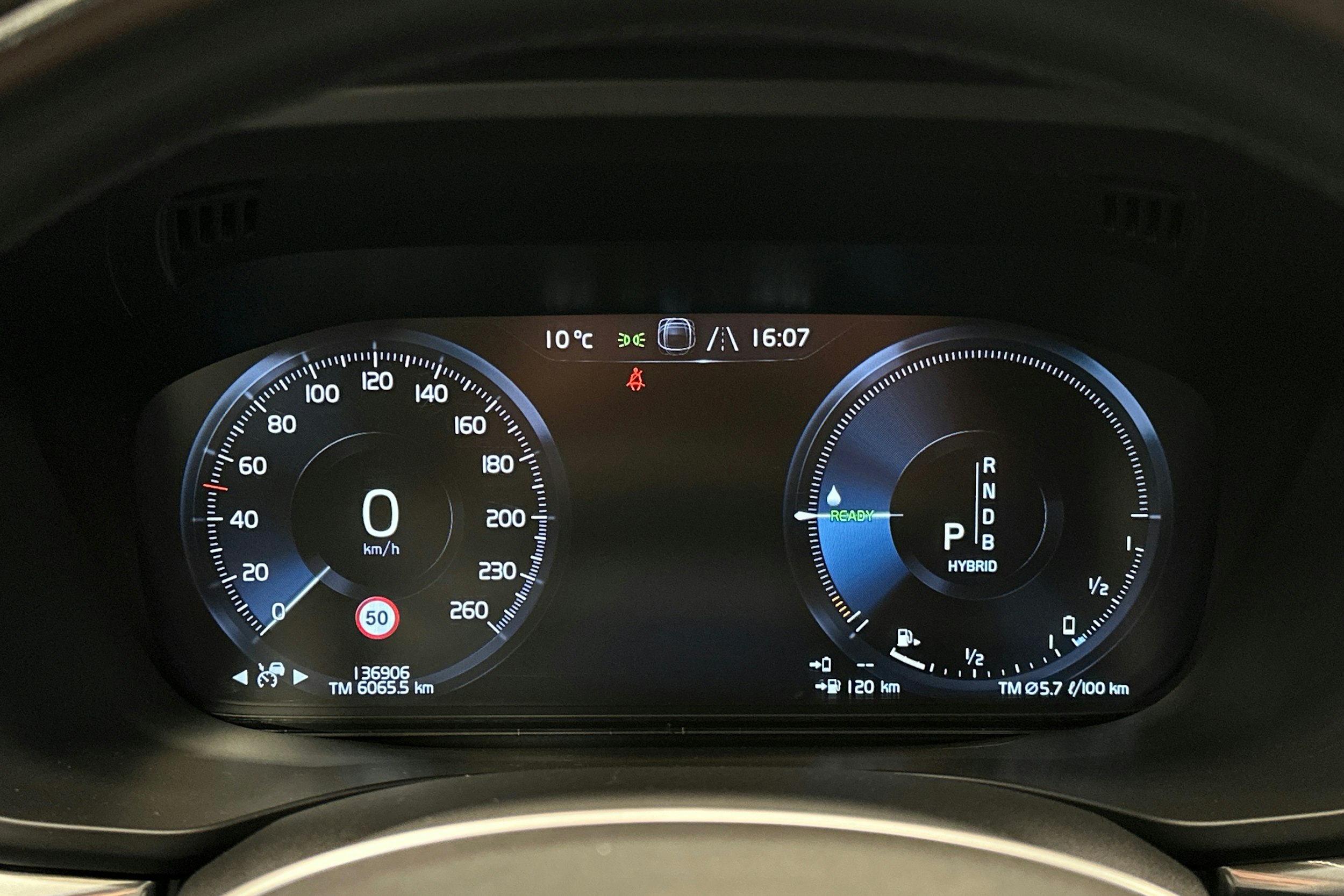 valkoinen Volvo XC60 2018 kuva 24.