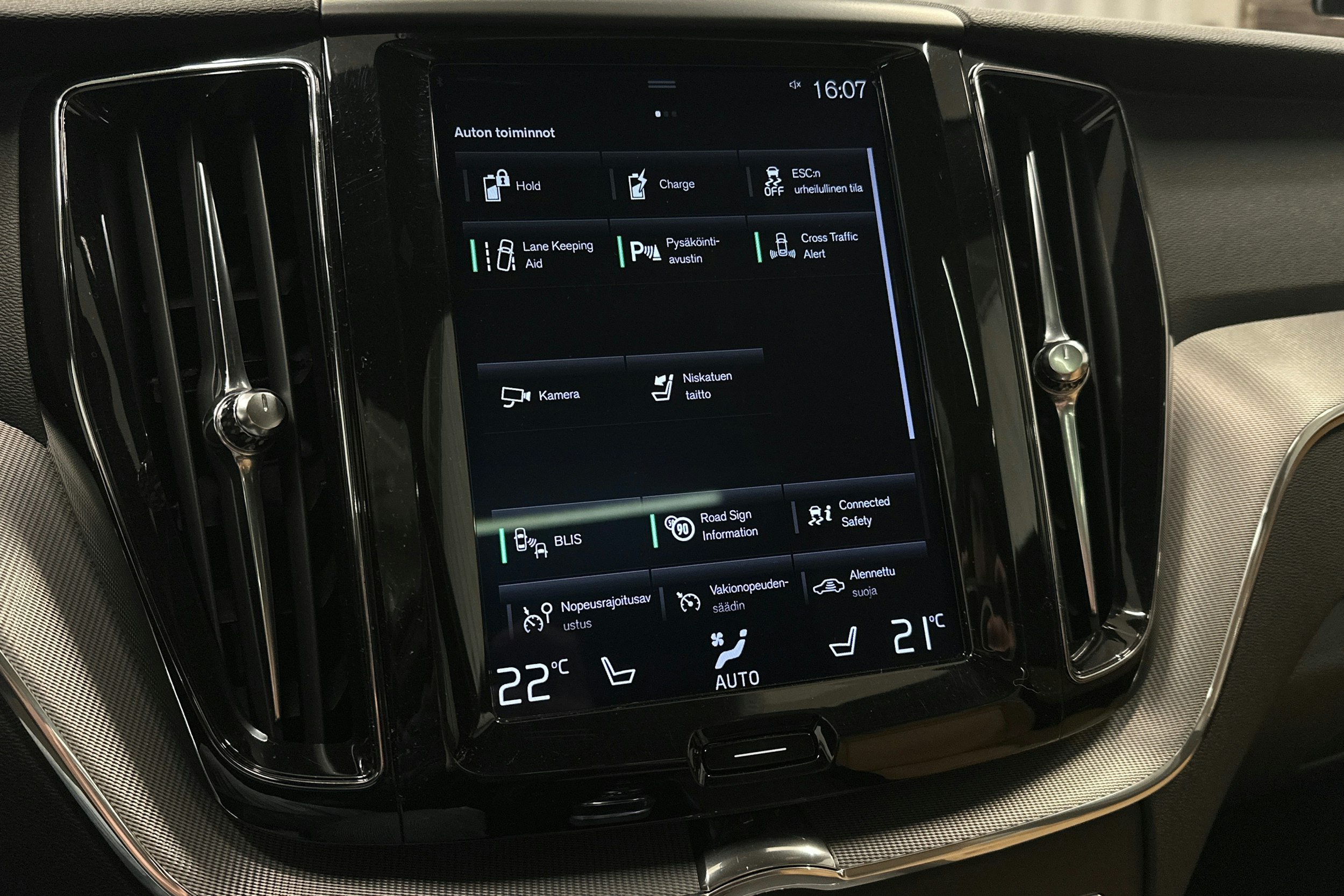 valkoinen Volvo XC60 2018 kuva 26.