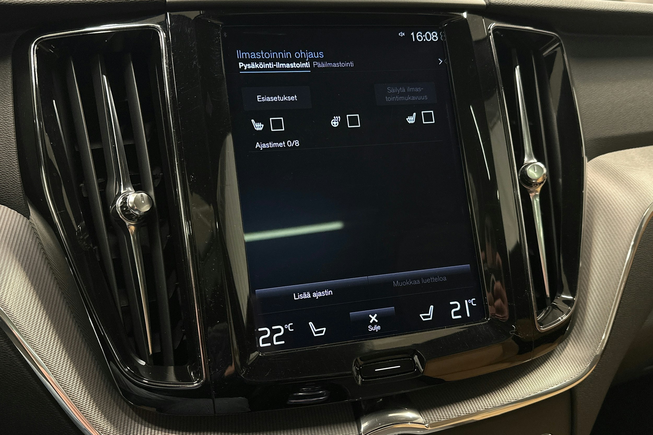 valkoinen Volvo XC60 2018 kuva 29.