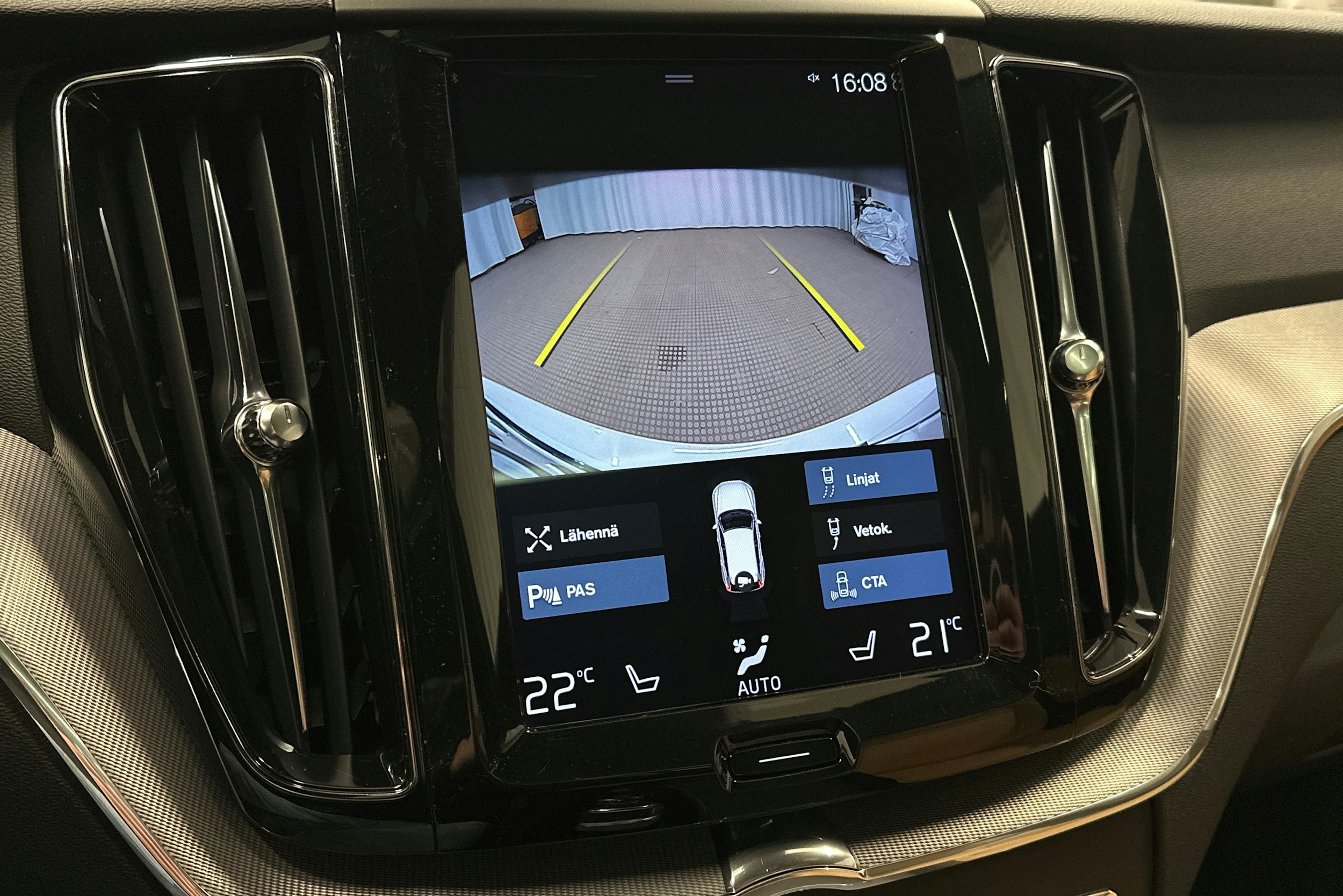 valkoinen Volvo XC60 2018 kuva 30.