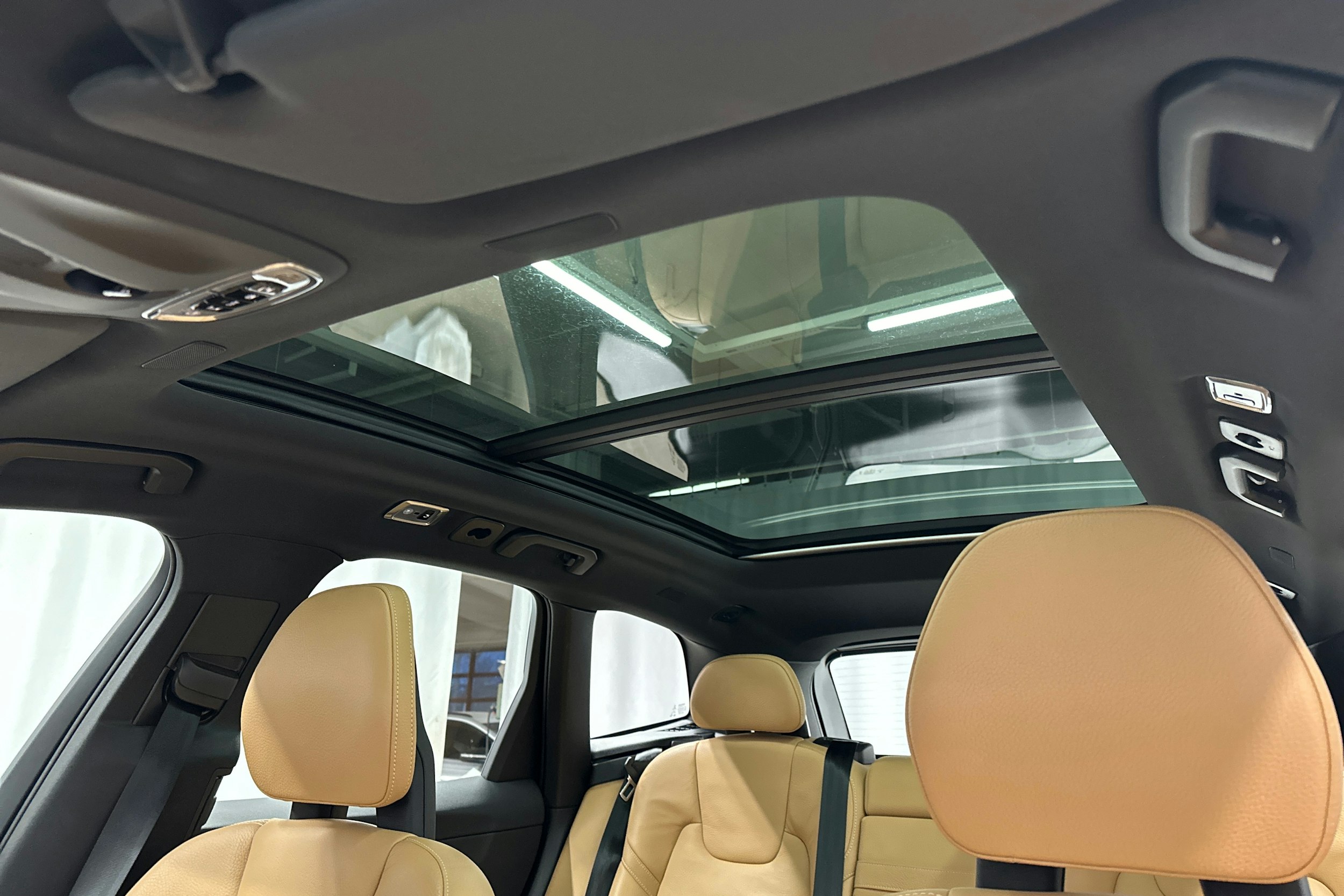 valkoinen Volvo XC60 2018 kuva 32.