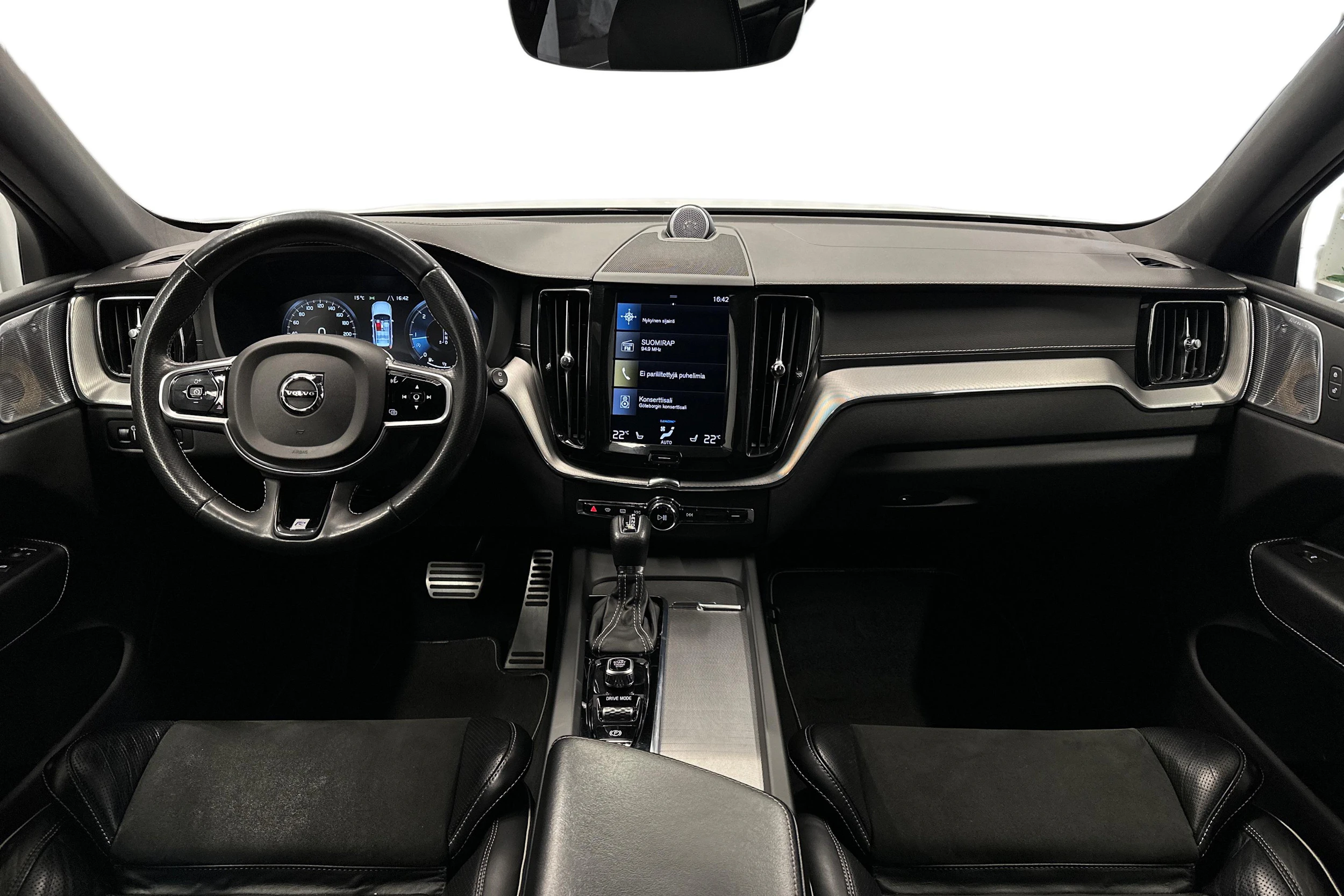 valkoinen Volvo XC60 2018 kuva 7.