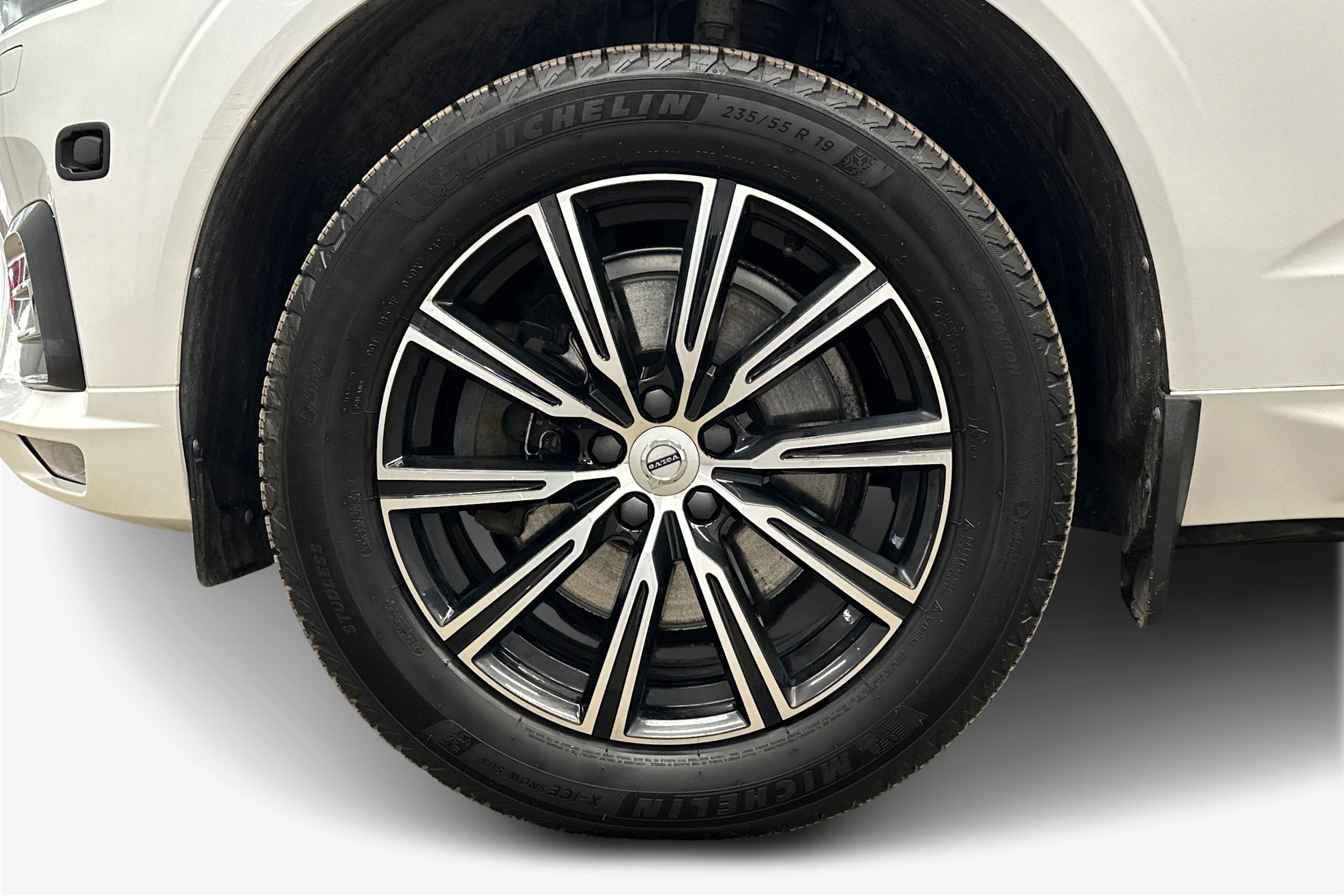 valkoinen Volvo XC60 2018 kuva 9.