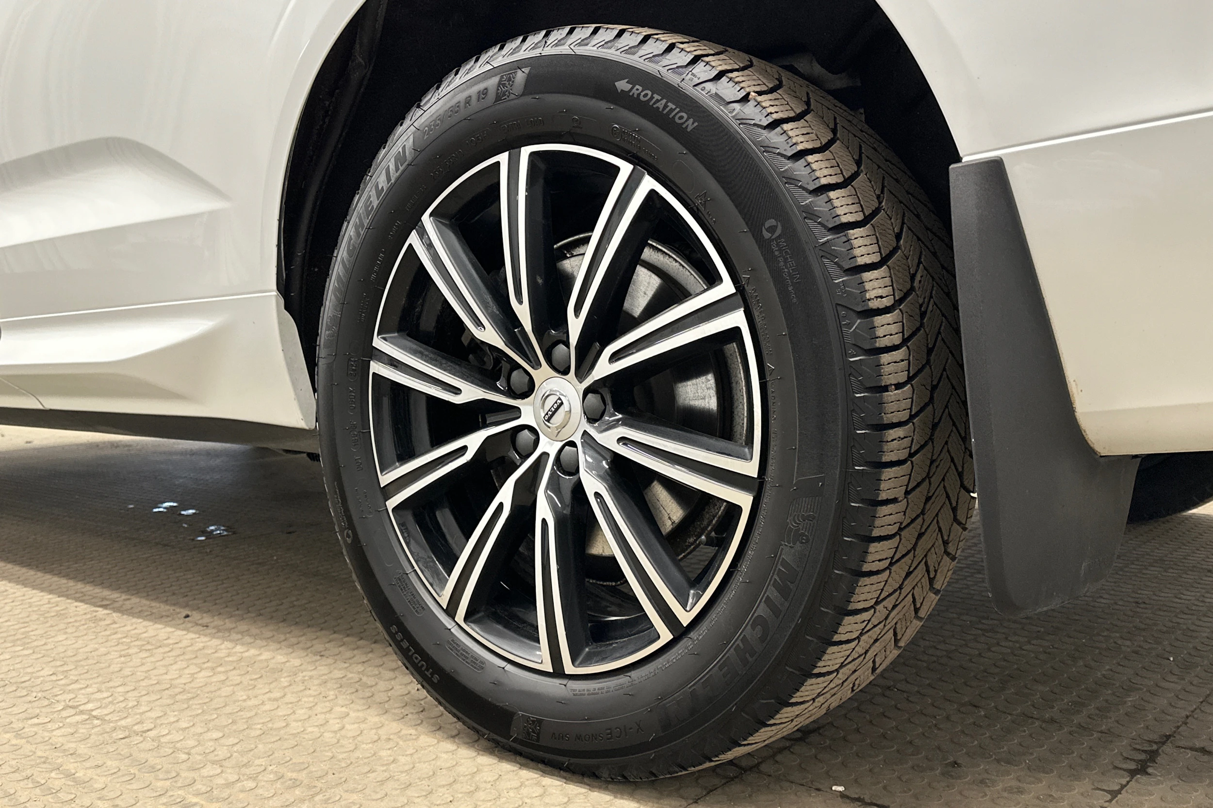 valkoinen Volvo XC60 2018 kuva 10.