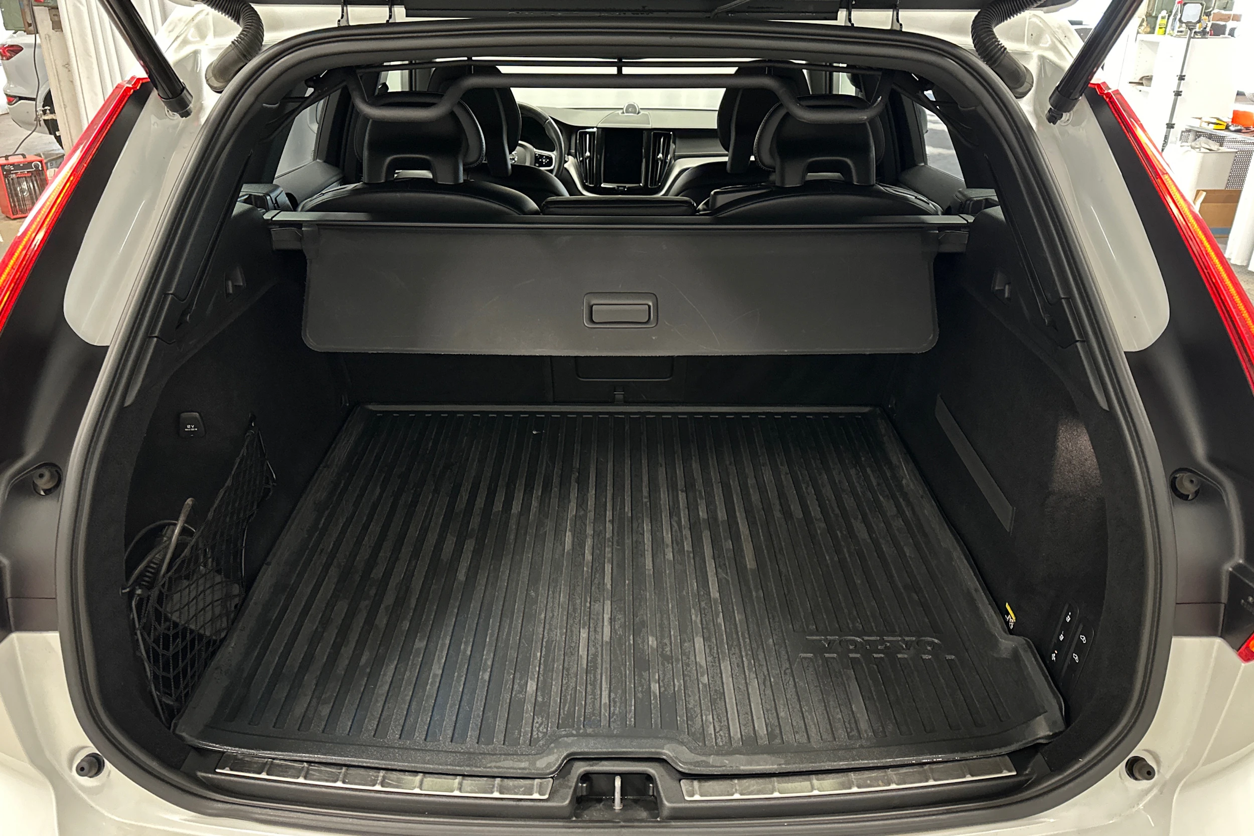 valkoinen Volvo XC60 2018 kuva 11.