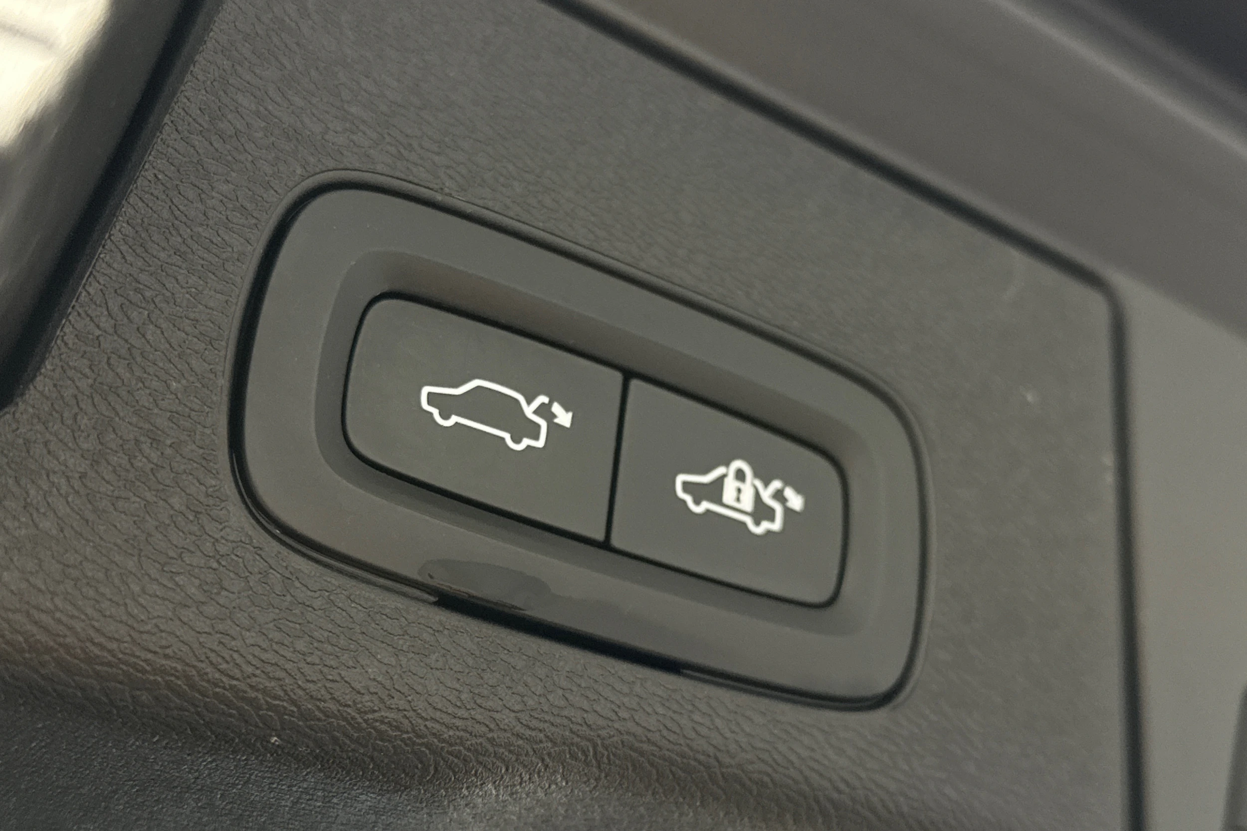 valkoinen Volvo XC60 2018 kuva 12.