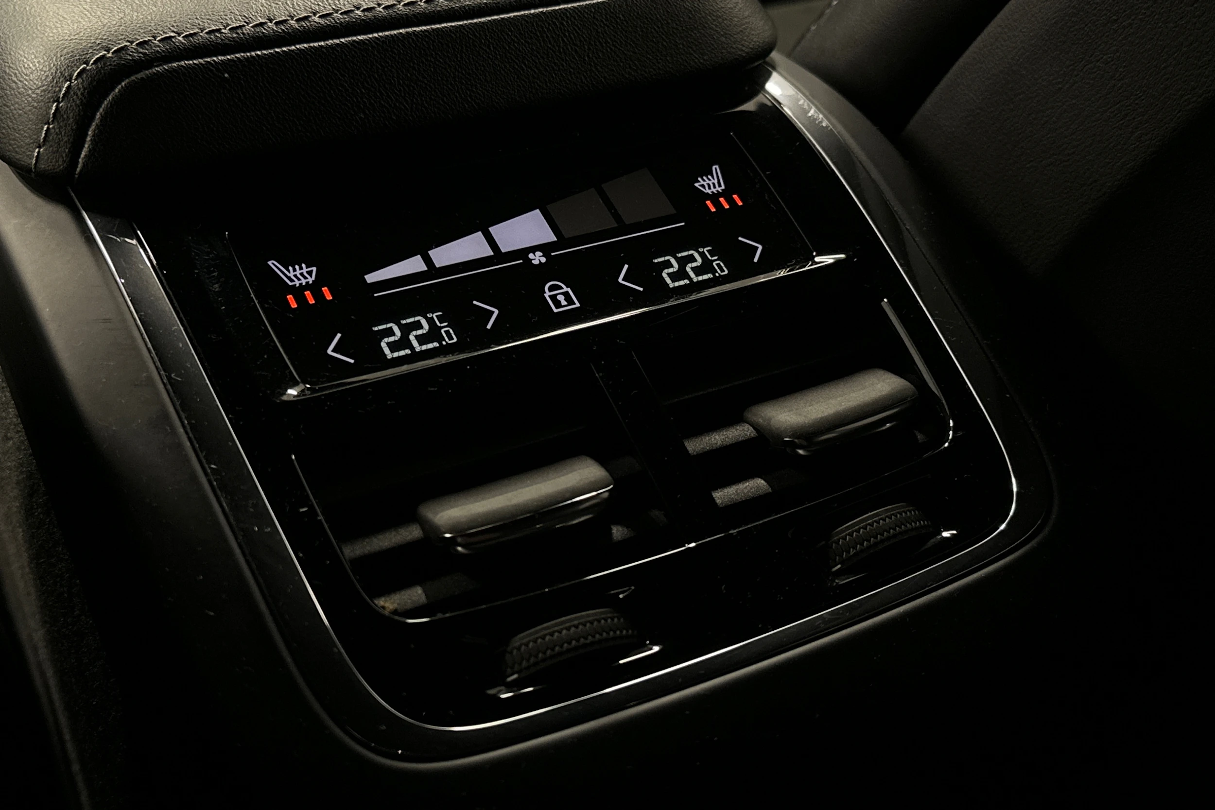 valkoinen Volvo XC60 2018 kuva 14.