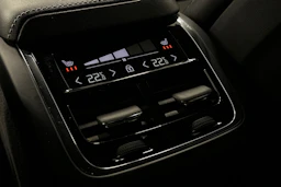 valkoinen Volvo XC60 2018 kuva 14.