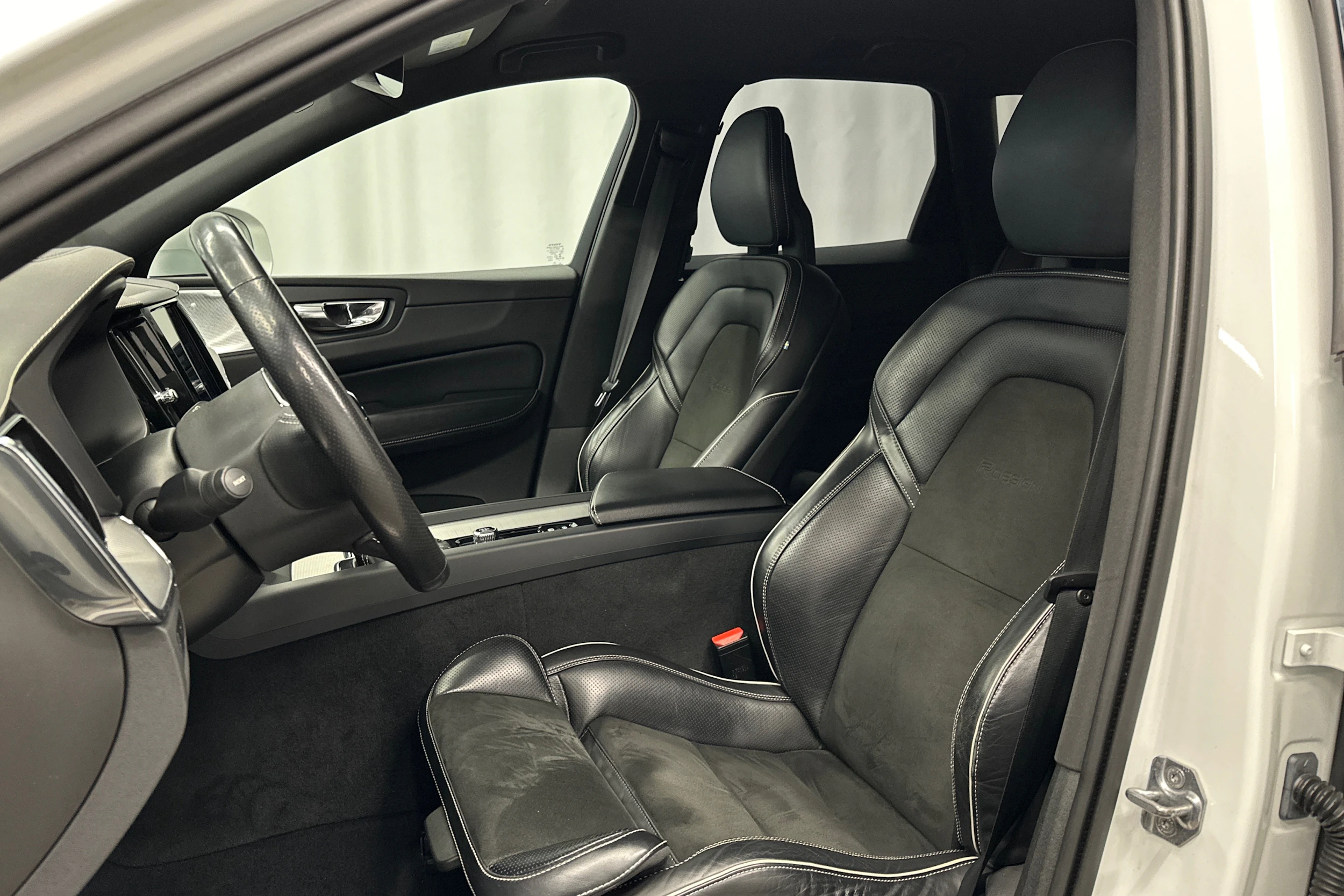 valkoinen Volvo XC60 2018 kuva 15.