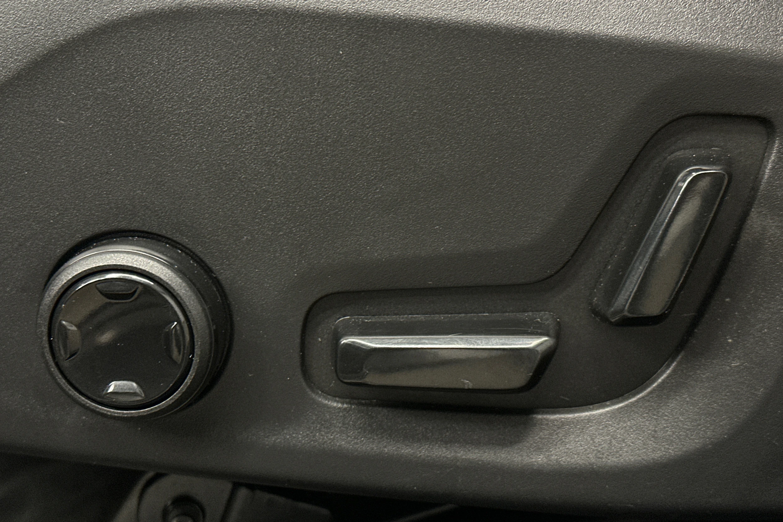 valkoinen Volvo XC60 2018 kuva 16.