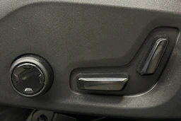 valkoinen Volvo XC60 2018 kuva 16.