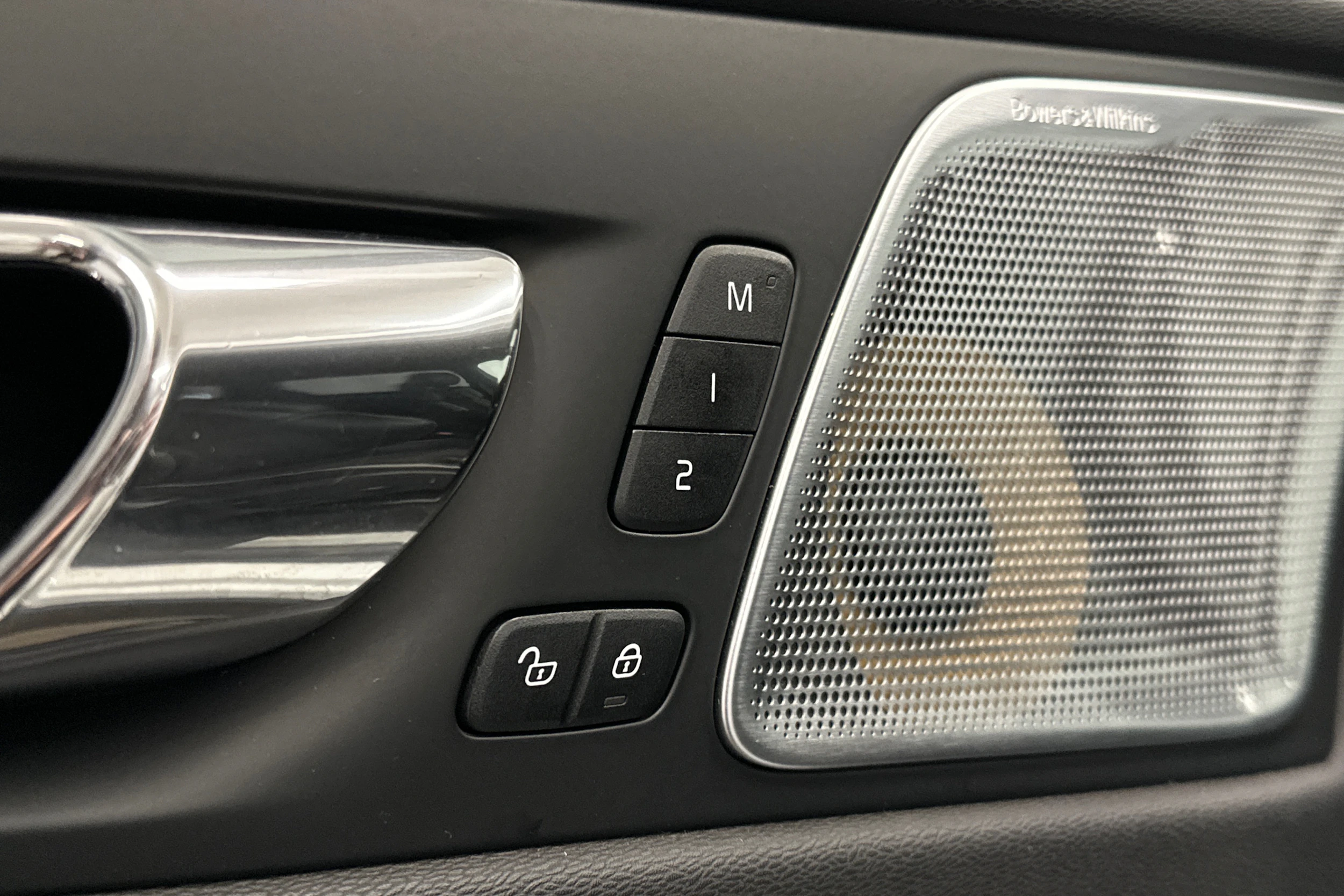 valkoinen Volvo XC60 2018 kuva 17.