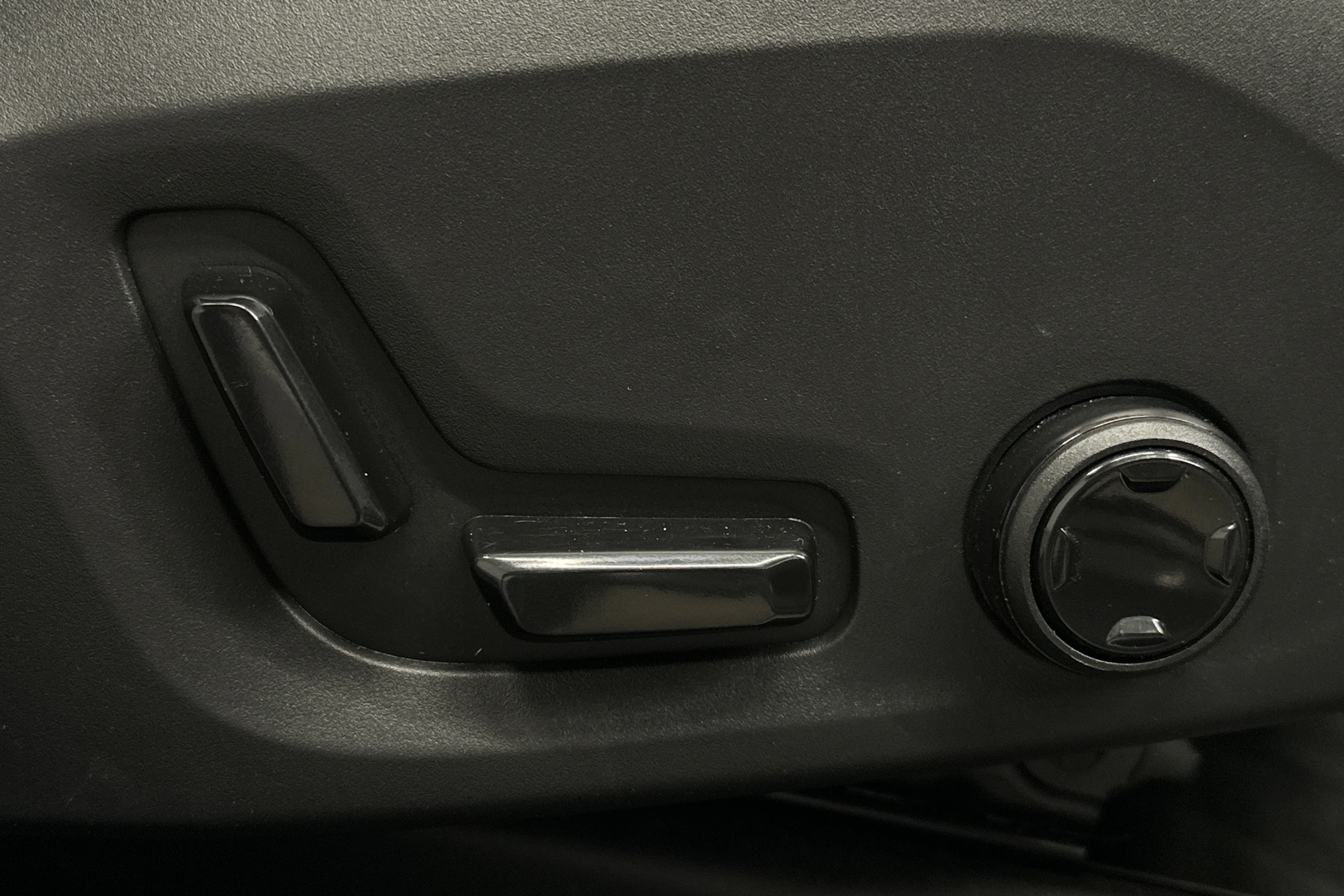 valkoinen Volvo XC60 2018 kuva 18.