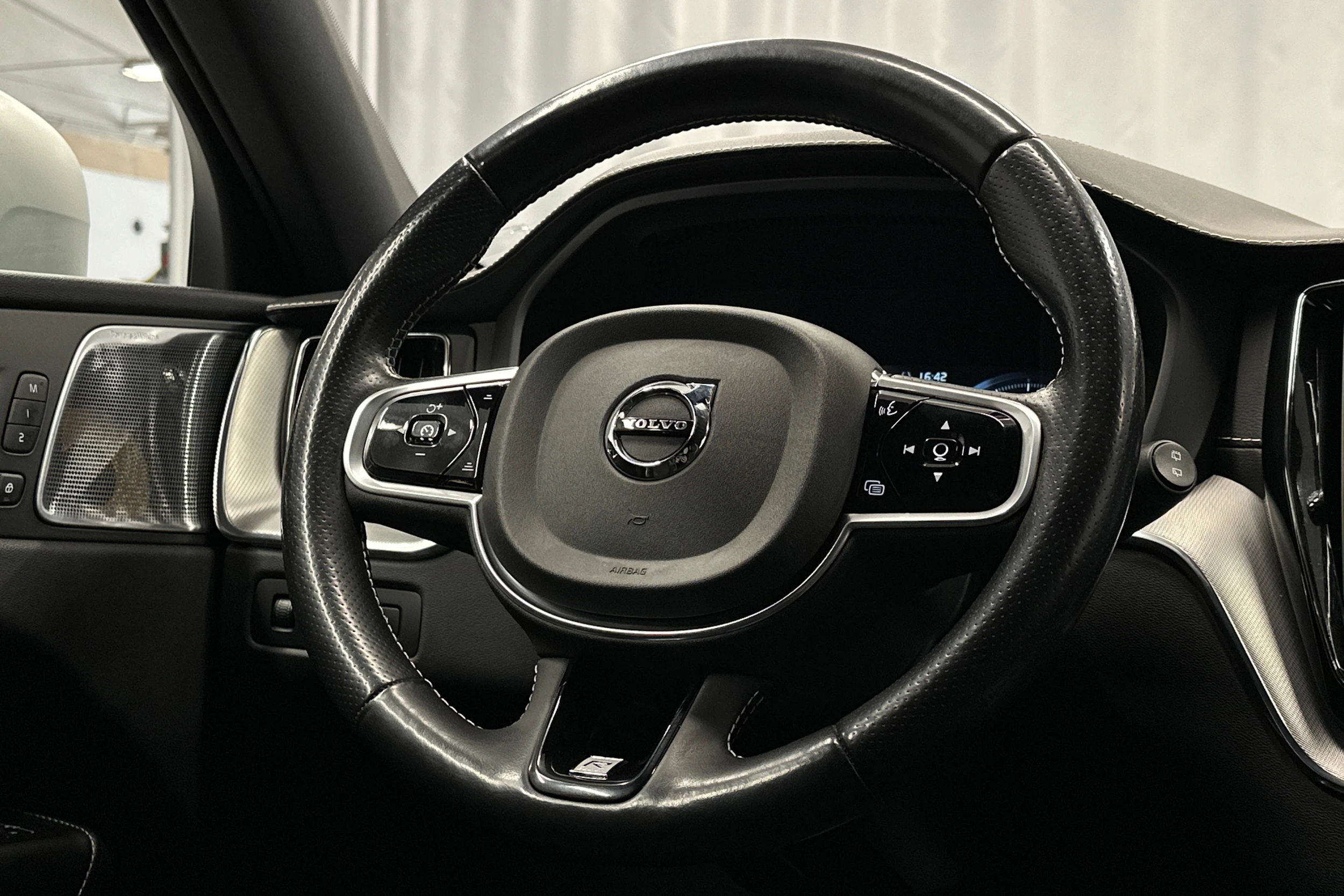 valkoinen Volvo XC60 2018 kuva 19.