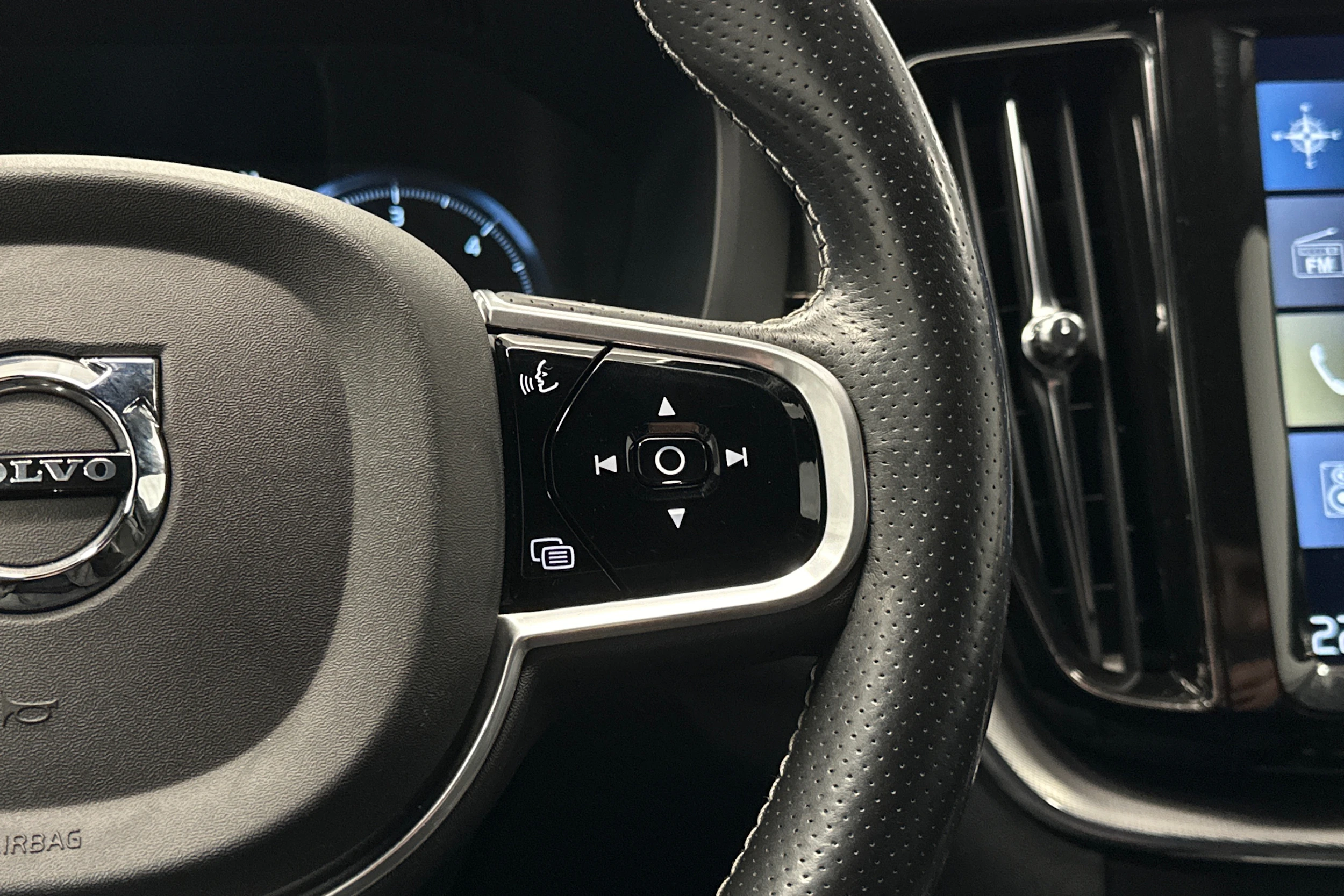 valkoinen Volvo XC60 2018 kuva 21.