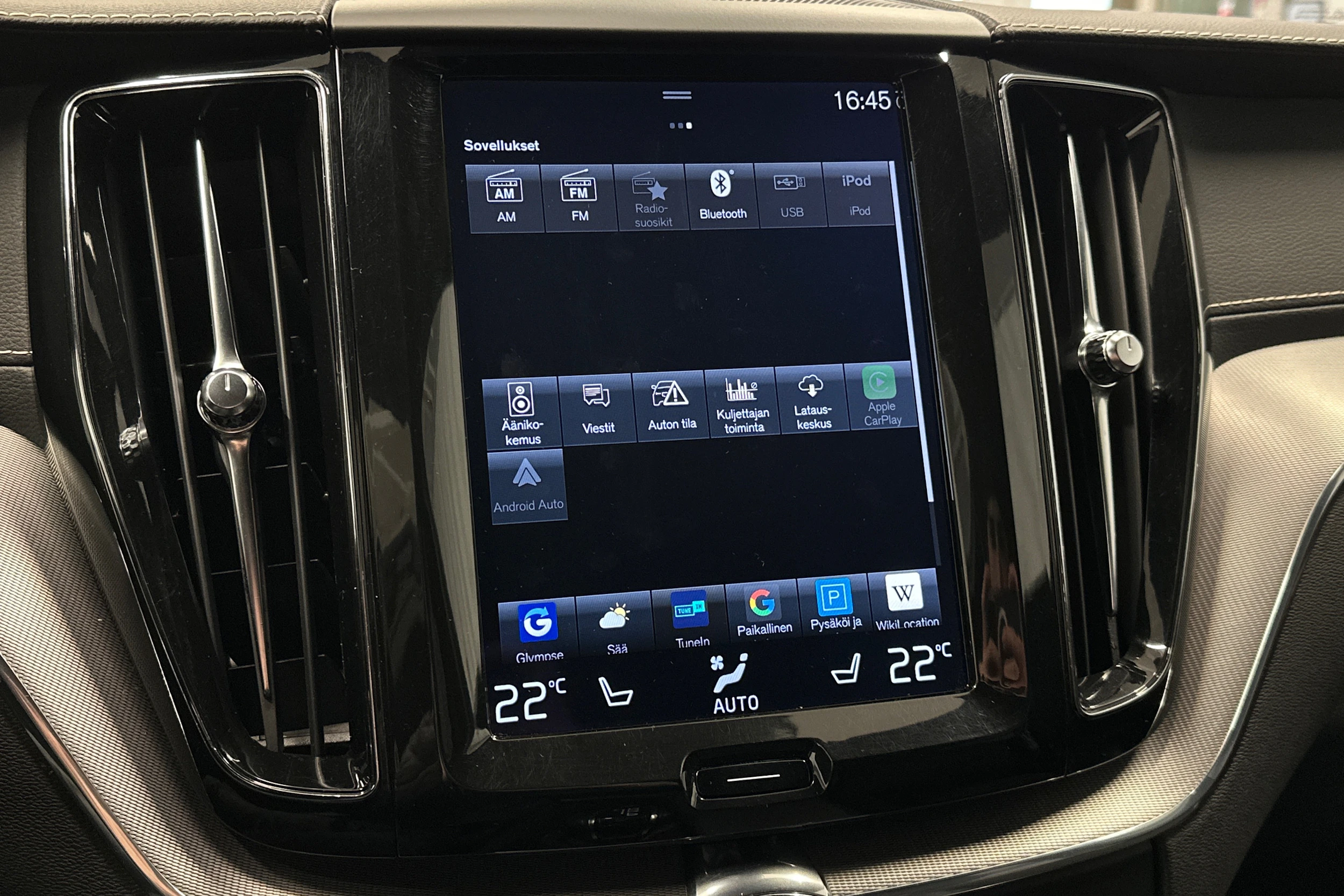 valkoinen Volvo XC60 2018 kuva 24.