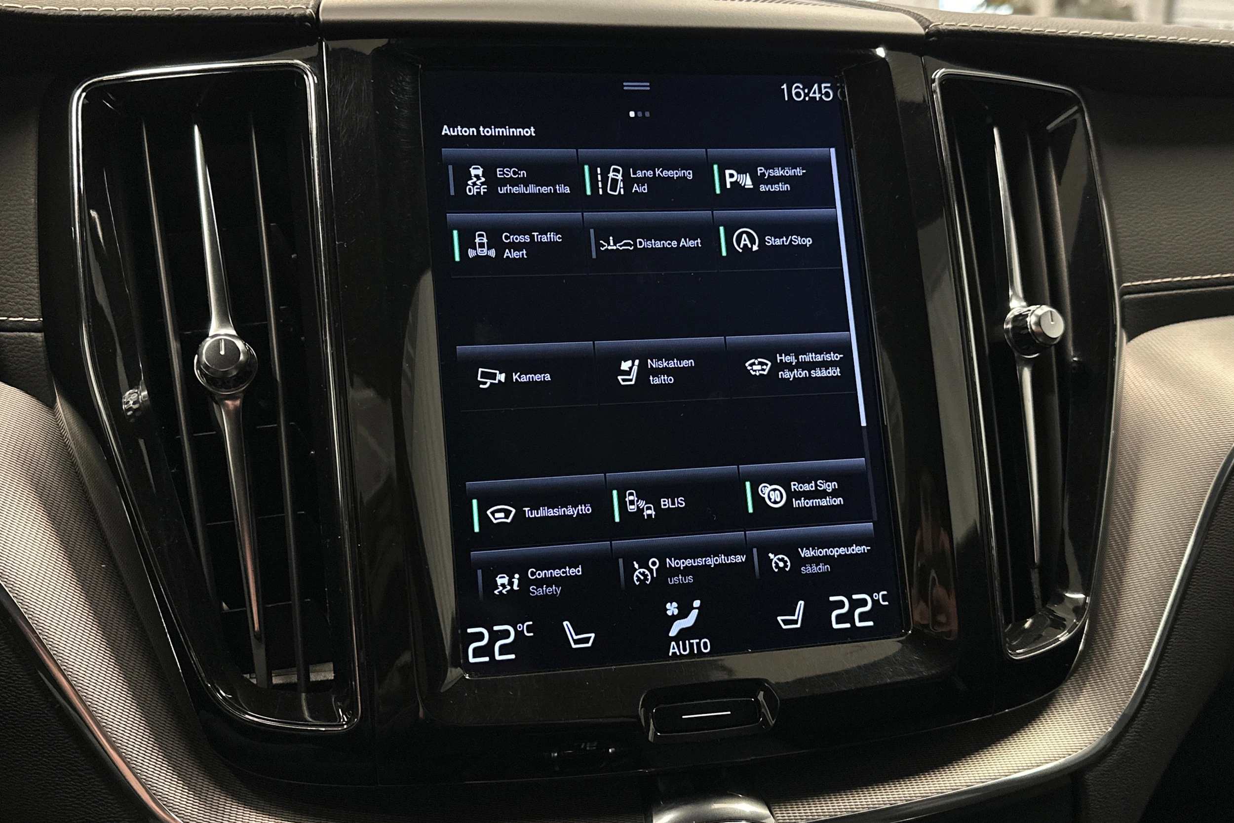 valkoinen Volvo XC60 2018 kuva 25.