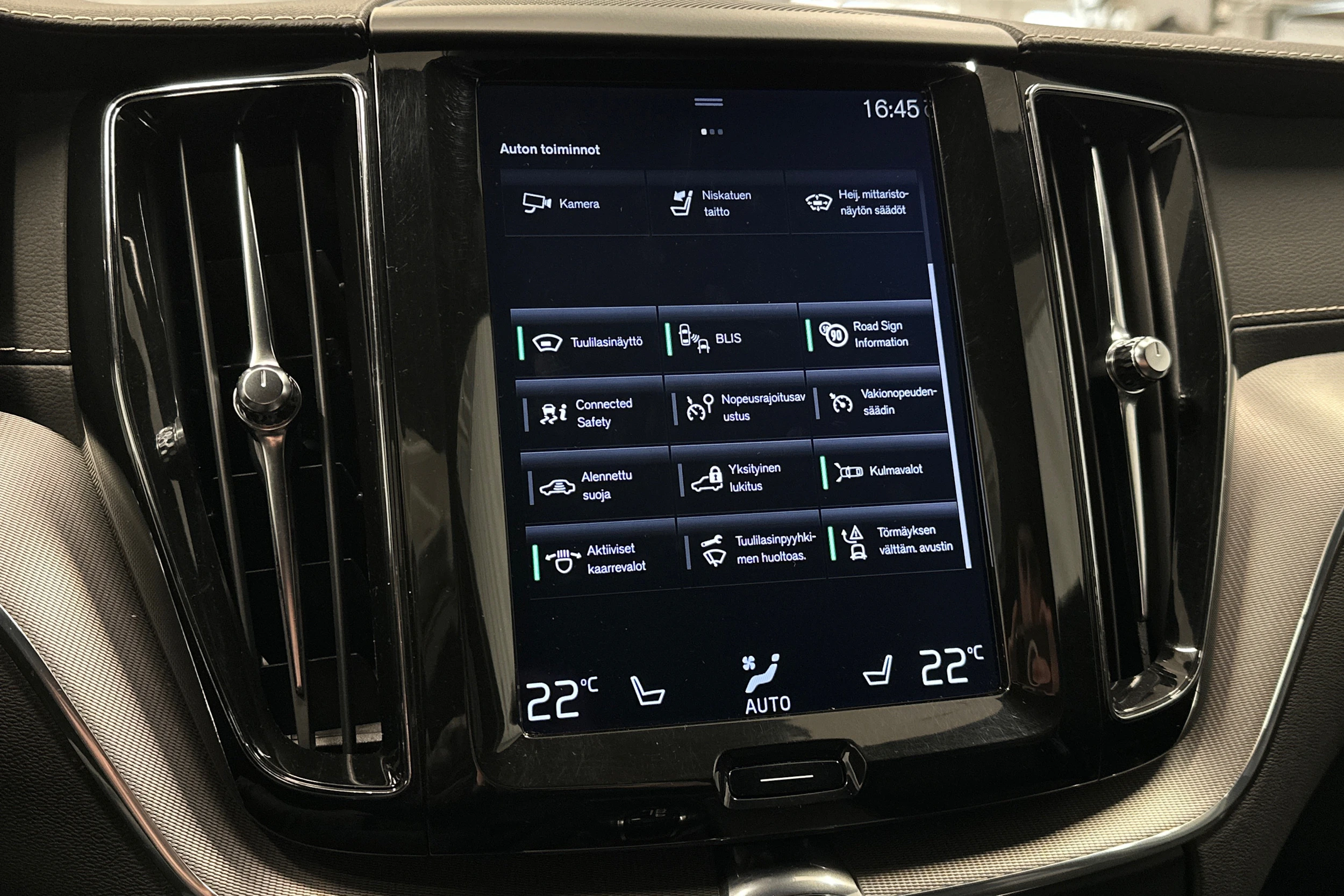 valkoinen Volvo XC60 2018 kuva 26.