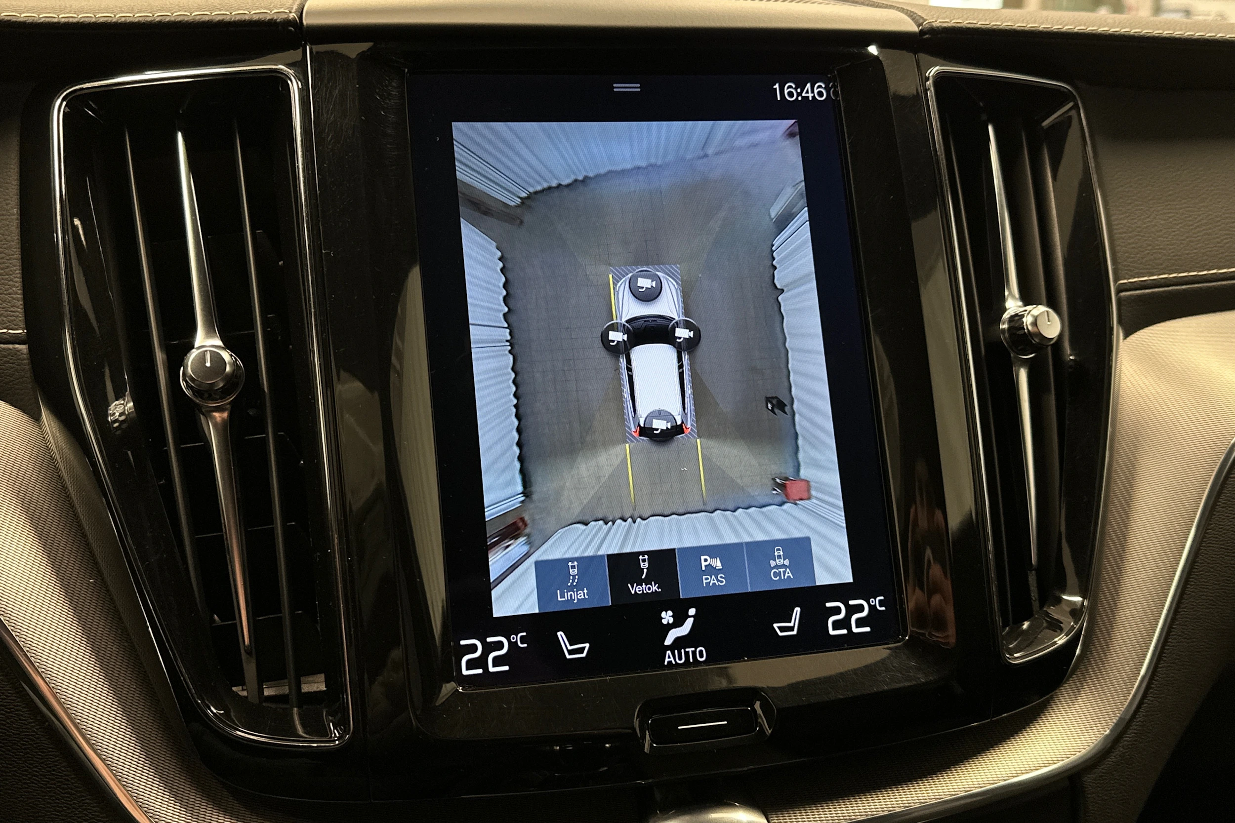 valkoinen Volvo XC60 2018 kuva 28.