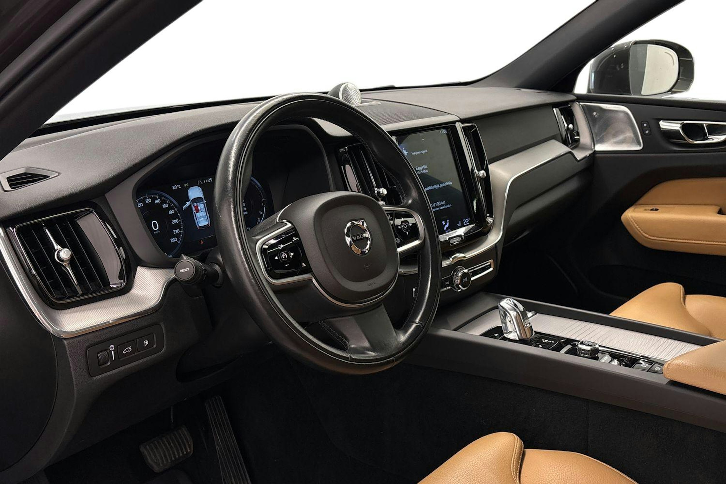 harmaa Volvo XC60 2018 kuva 3.