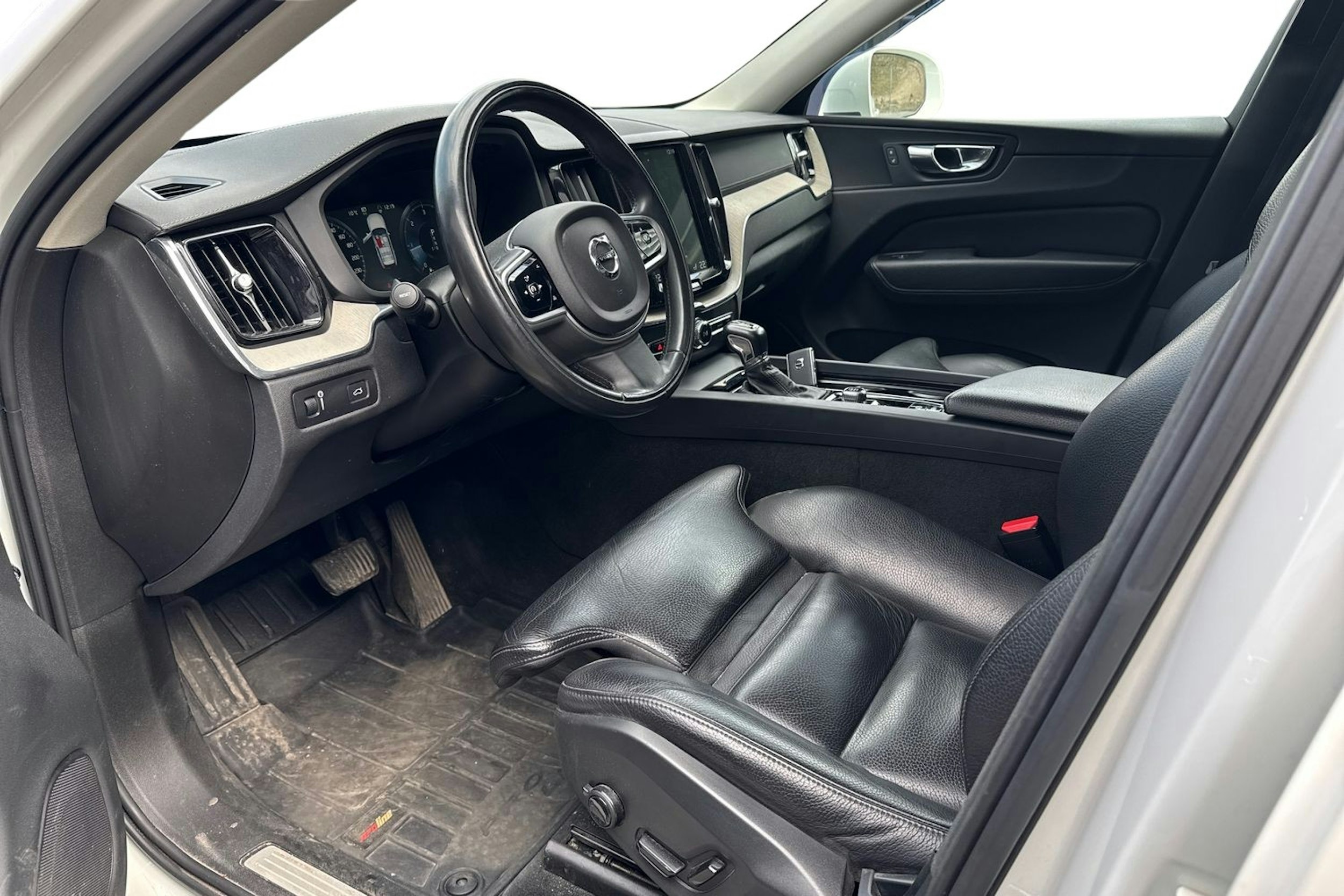 valkoinen Volvo XC60 2018 kuva 3.