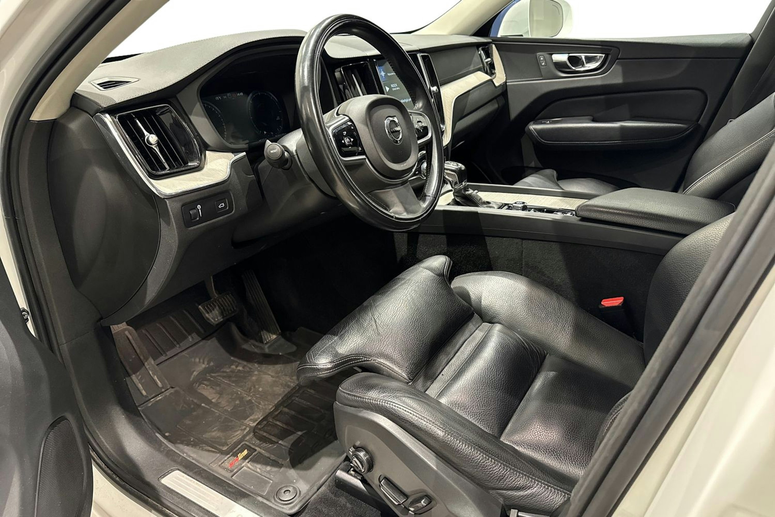 valkoinen Volvo XC60 2018 kuva 6.