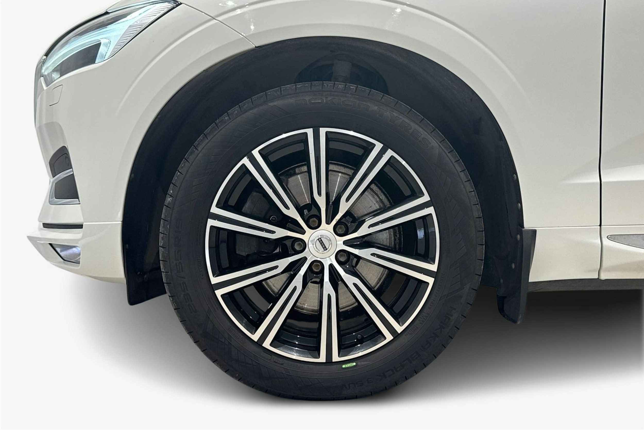 valkoinen Volvo XC60 2018 kuva 9.