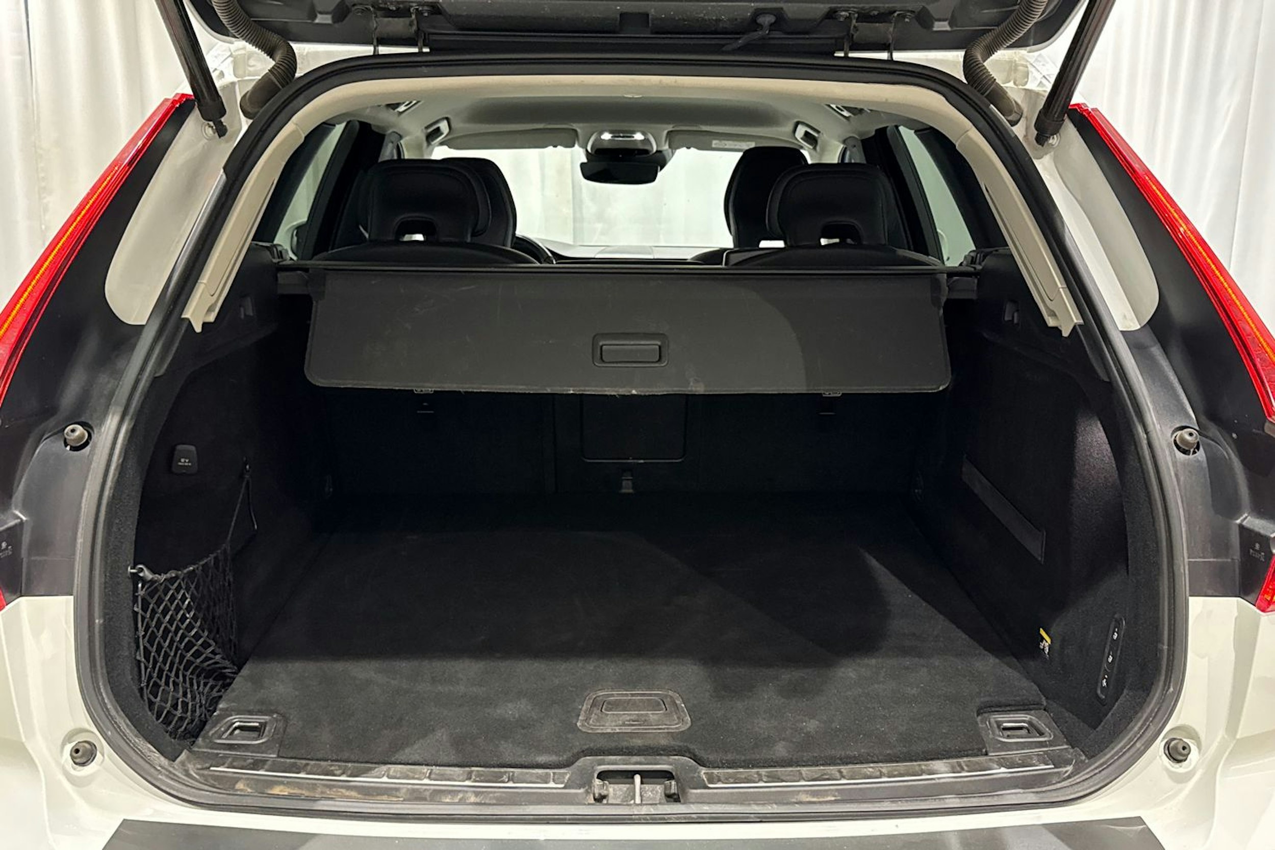 valkoinen Volvo XC60 2018 kuva 11.