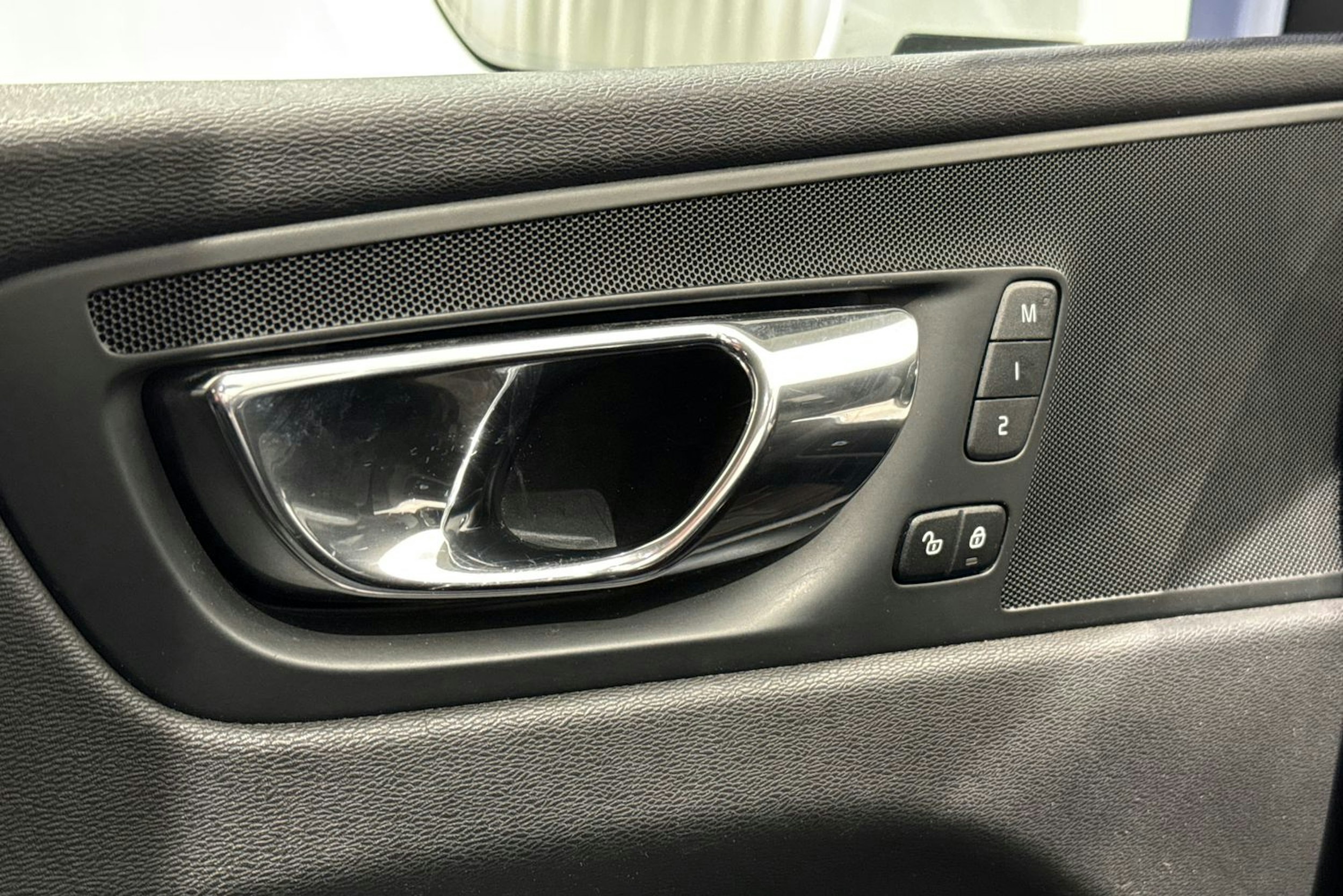 valkoinen Volvo XC60 2018 kuva 12.