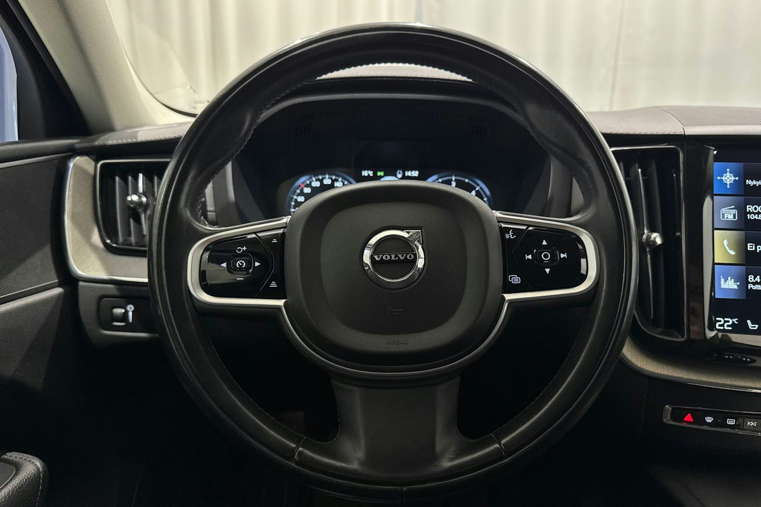 valkoinen Volvo XC60 2018 kuva 13.