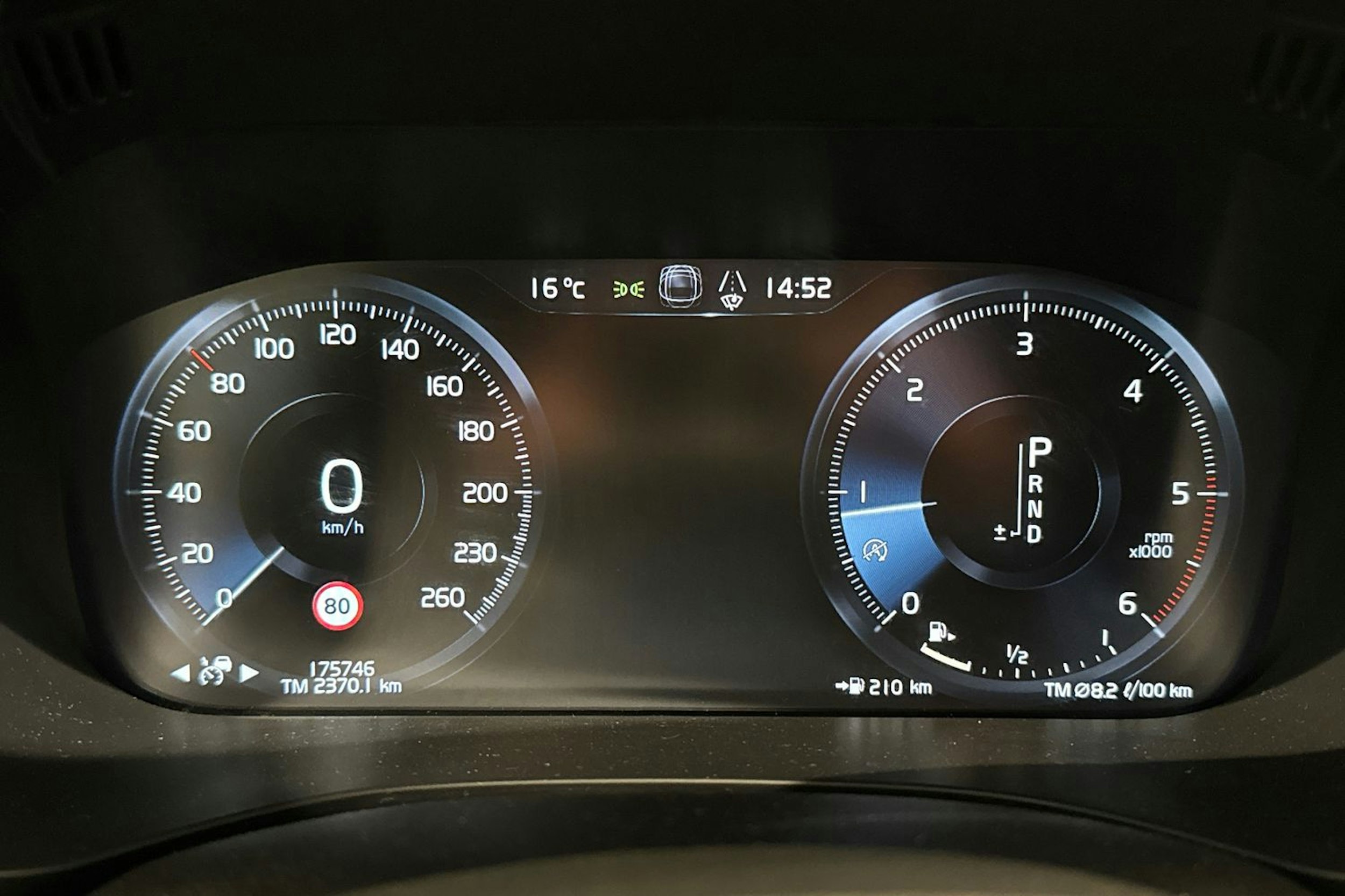 valkoinen Volvo XC60 2018 kuva 14.
