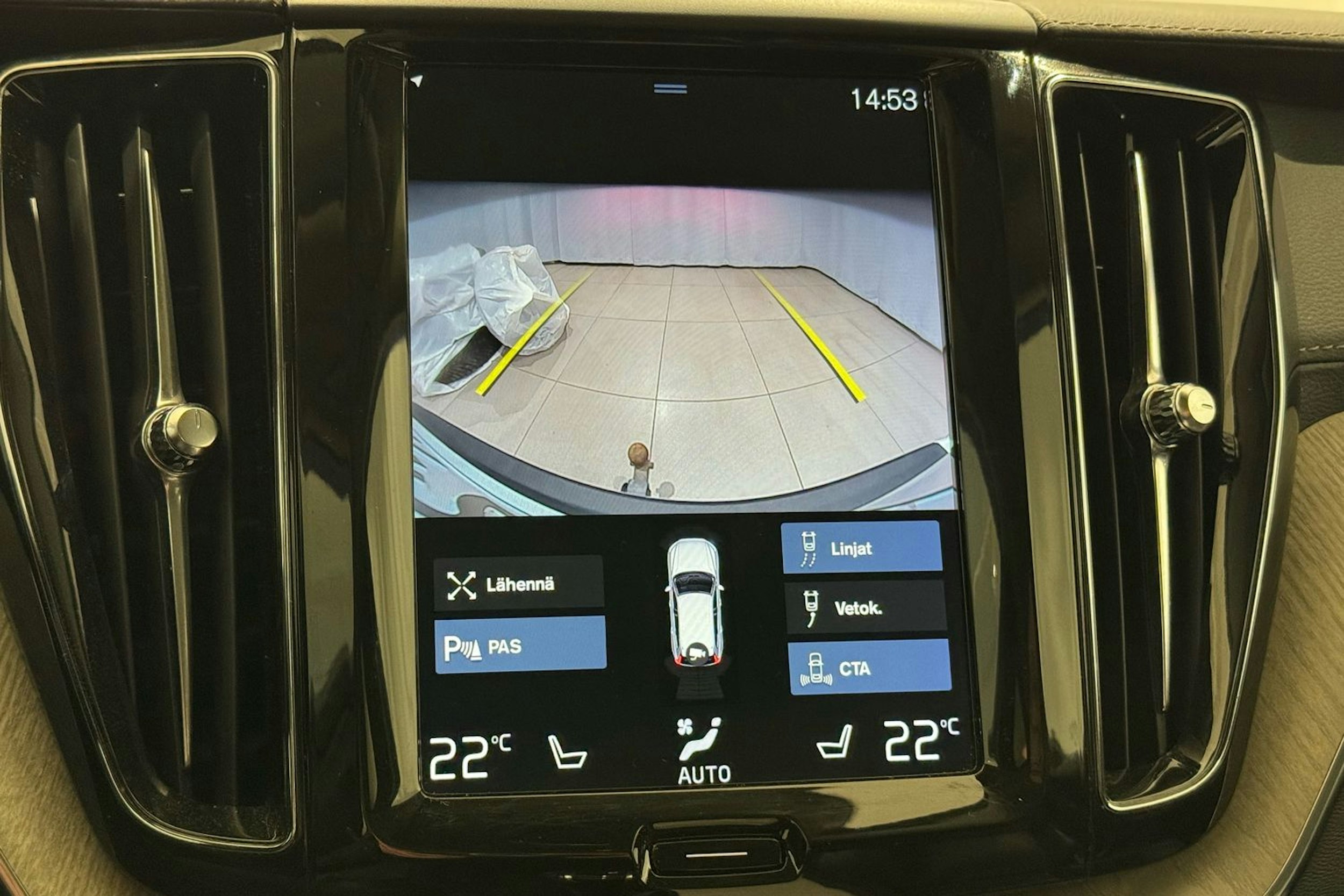 valkoinen Volvo XC60 2018 kuva 16.