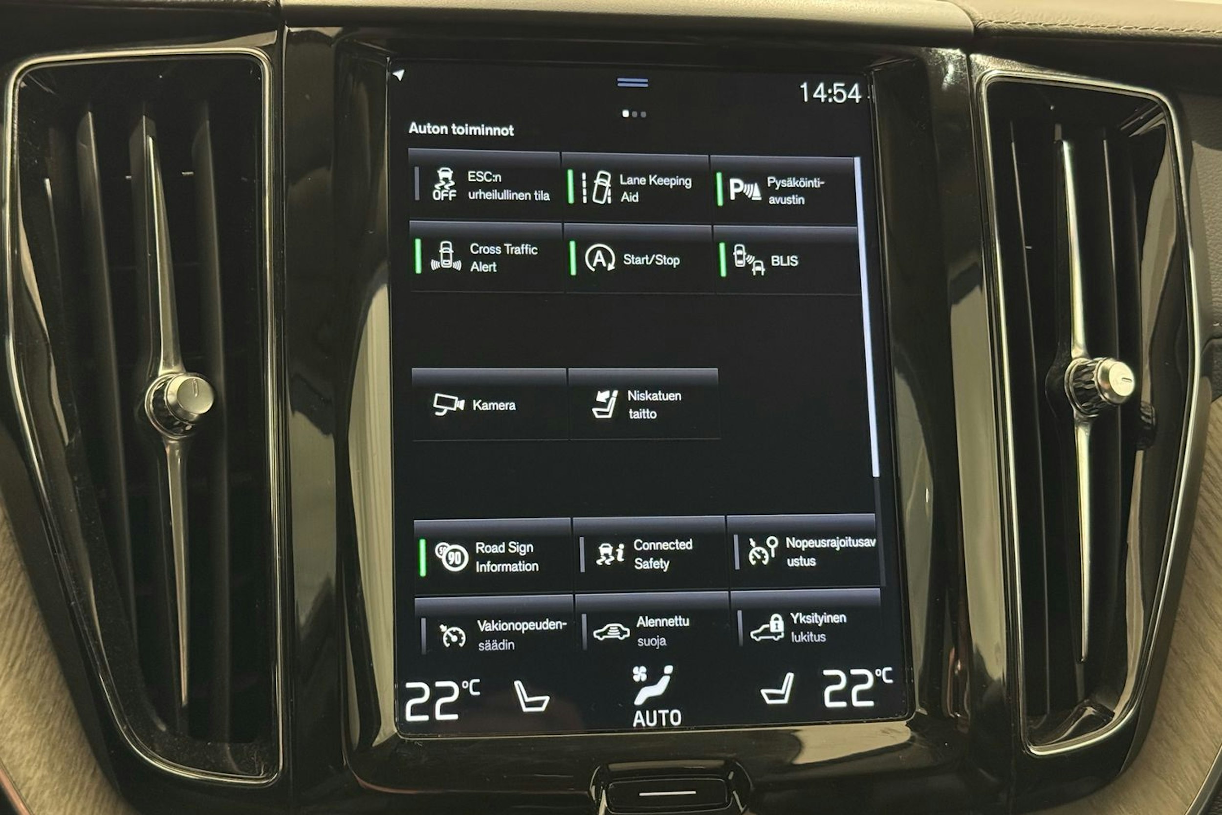 valkoinen Volvo XC60 2018 kuva 20.
