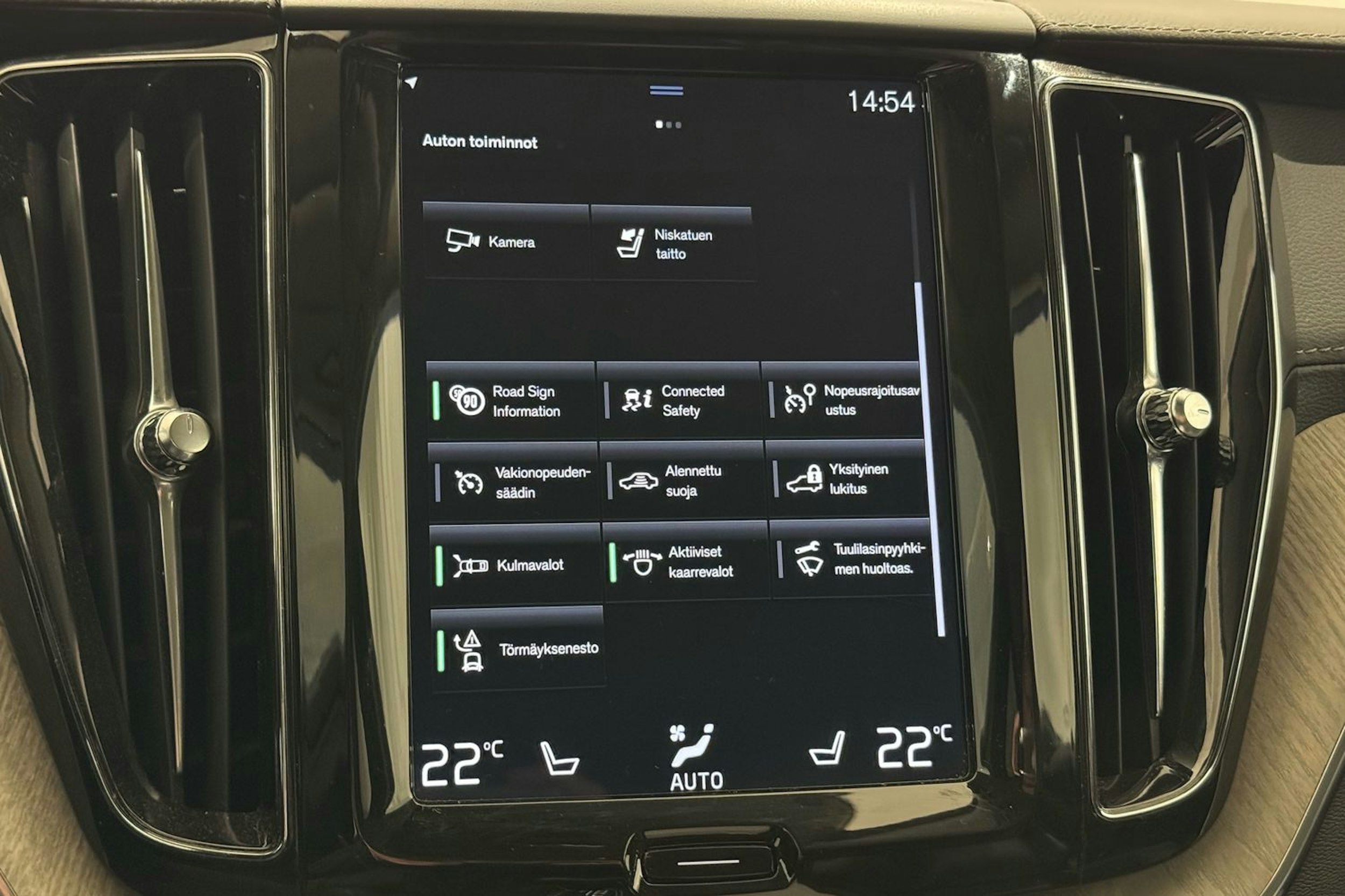 valkoinen Volvo XC60 2018 kuva 21.