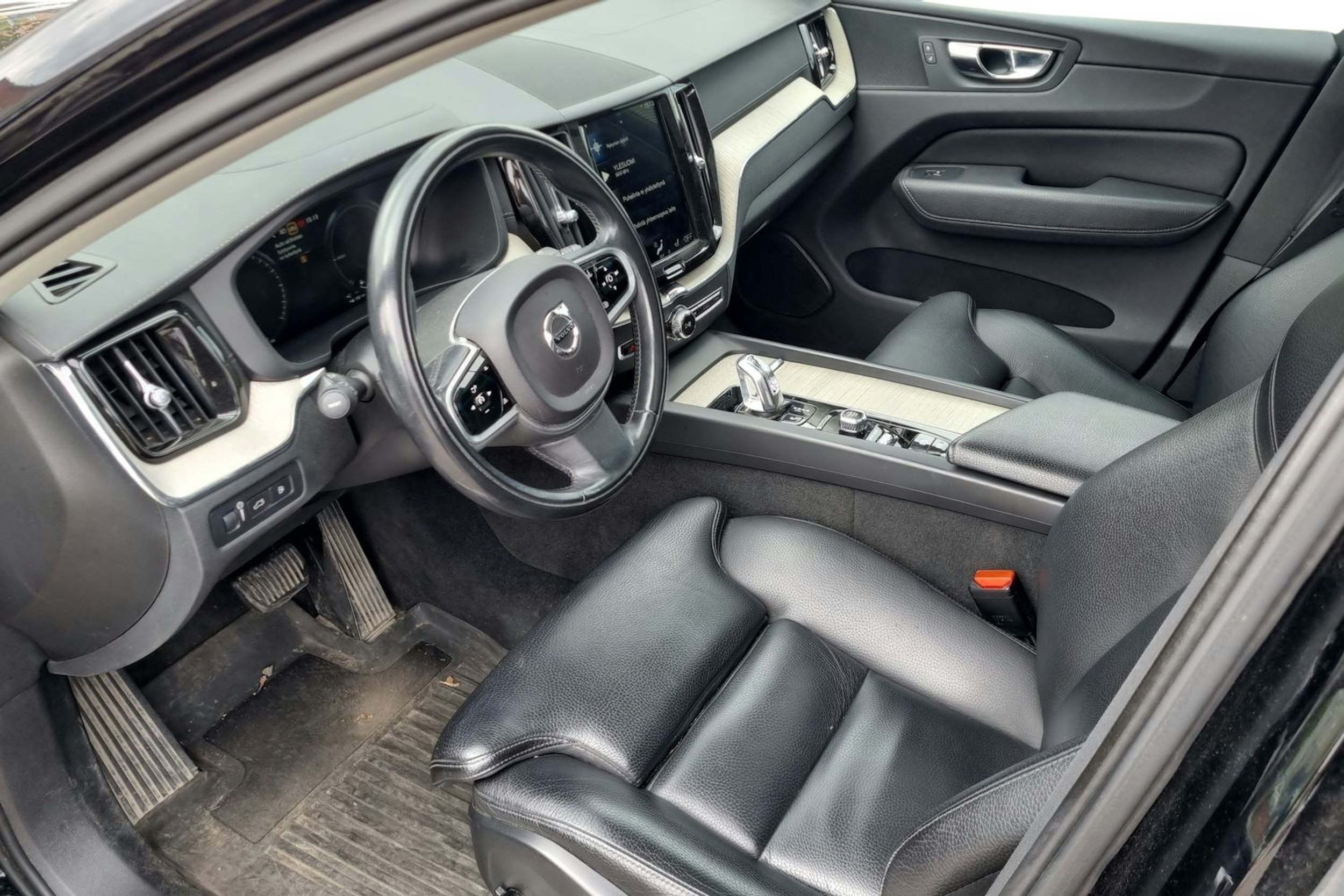 musta Volvo XC60 2018 kuva 3.
