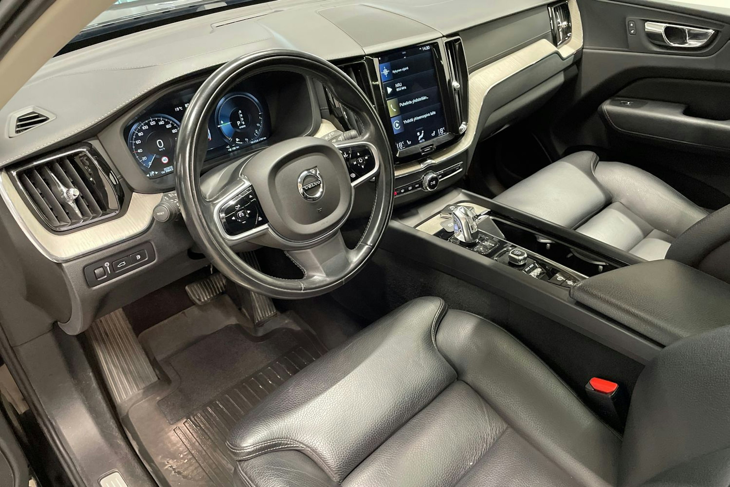 musta Volvo XC60 2018 kuva 6.