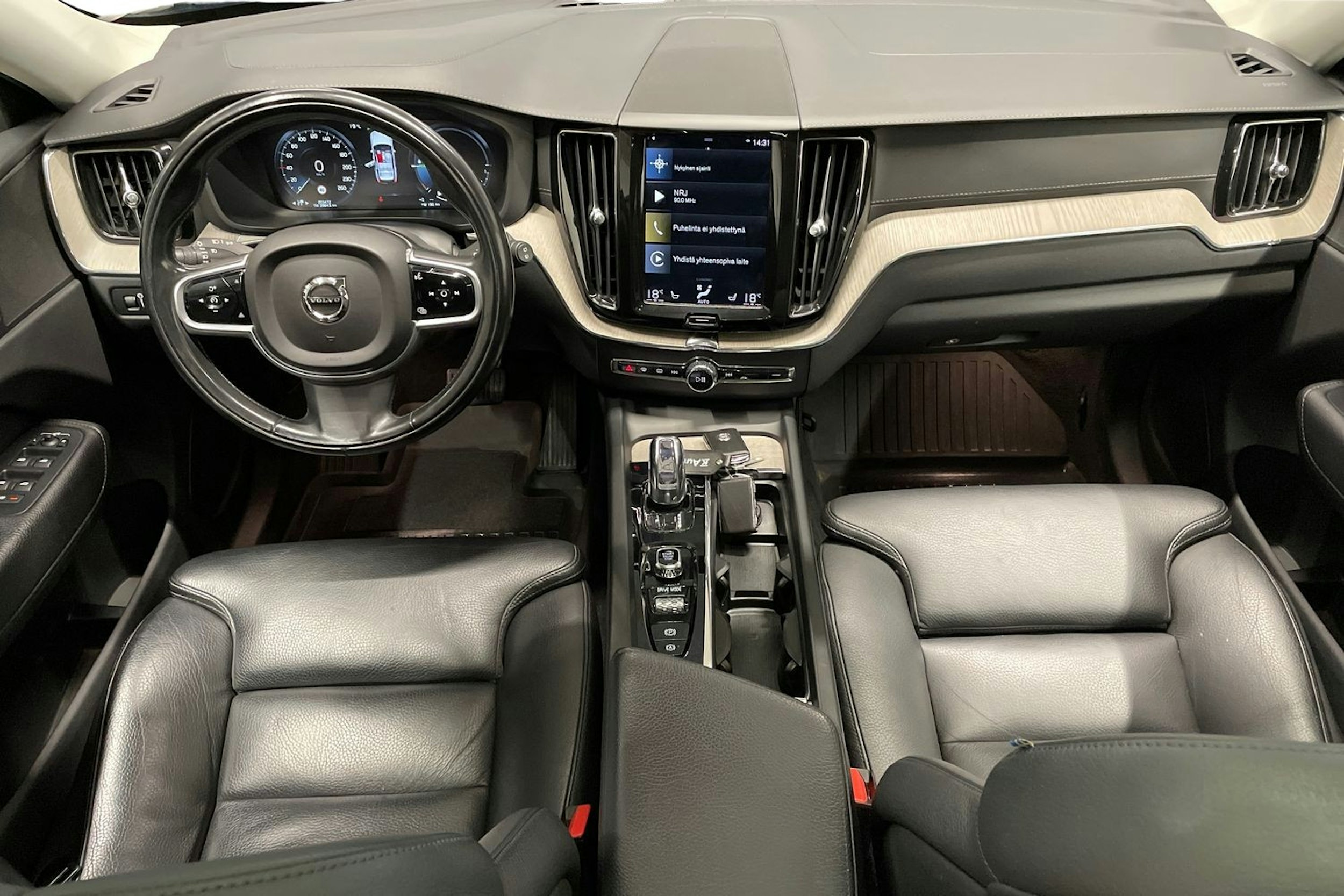 musta Volvo XC60 2018 kuva 7.