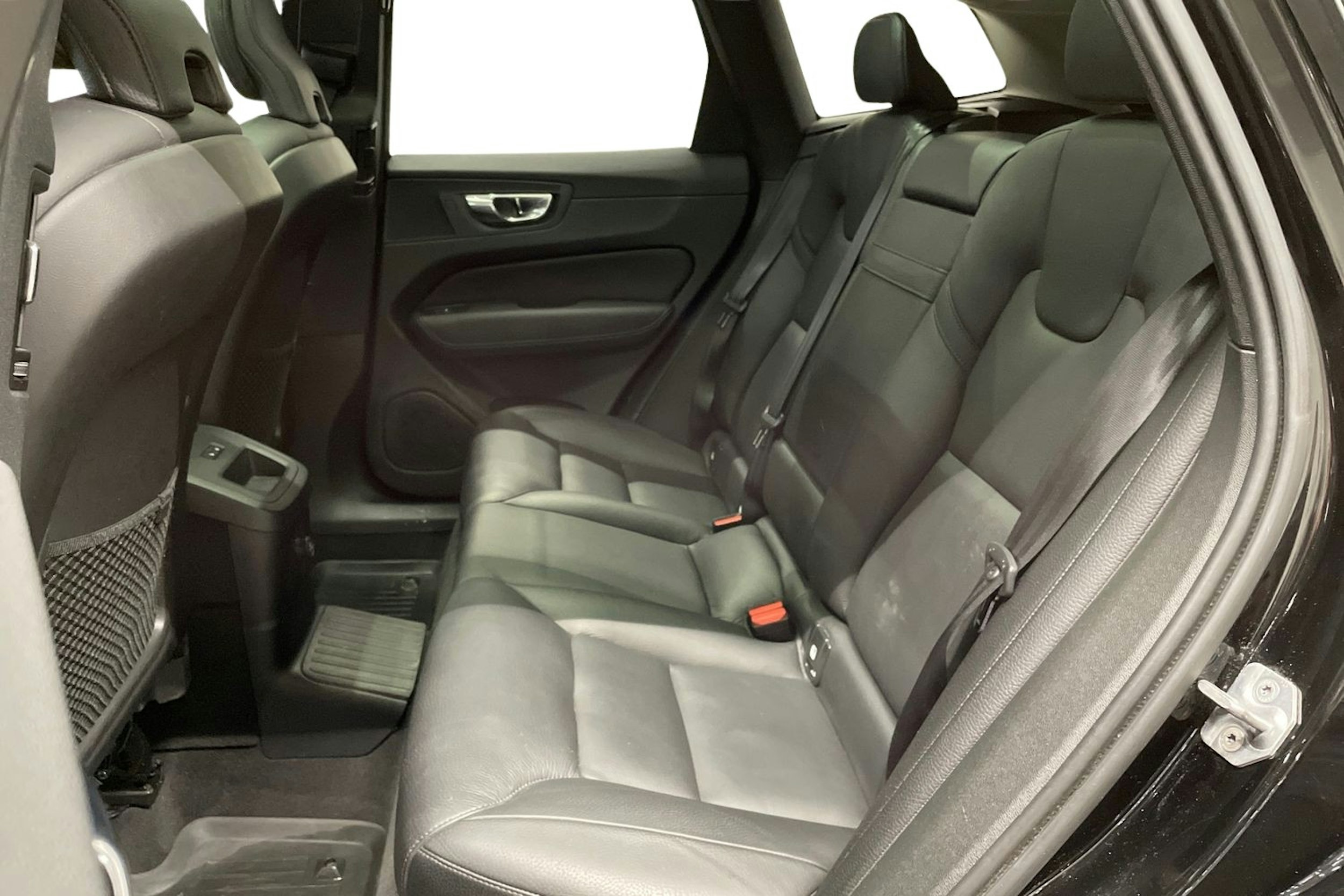 musta Volvo XC60 2018 kuva 8.