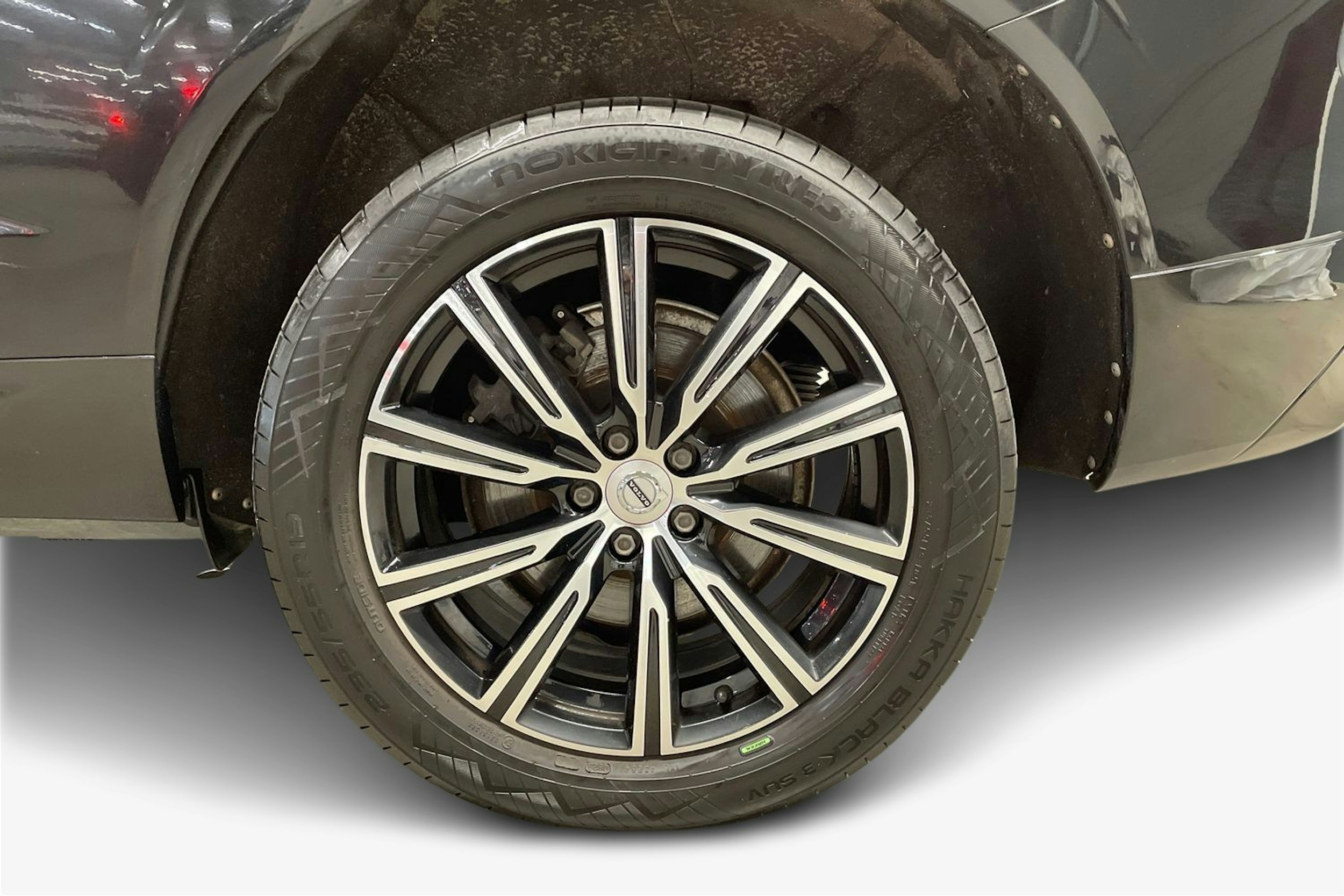 musta Volvo XC60 2018 kuva 9.