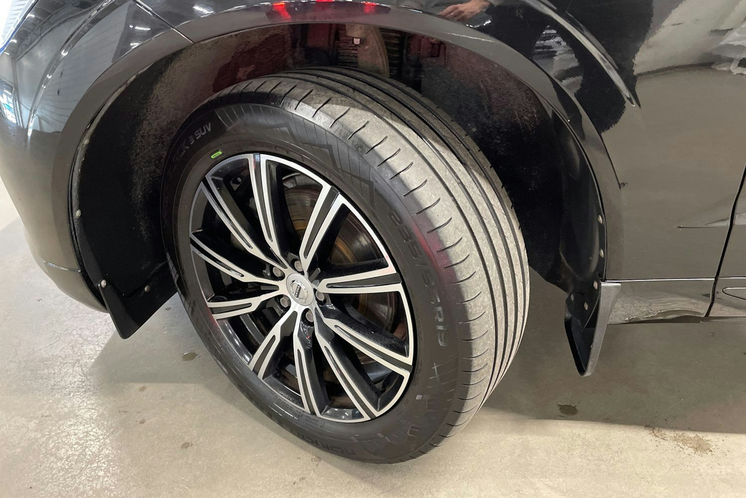 musta Volvo XC60 2018 kuva 10.