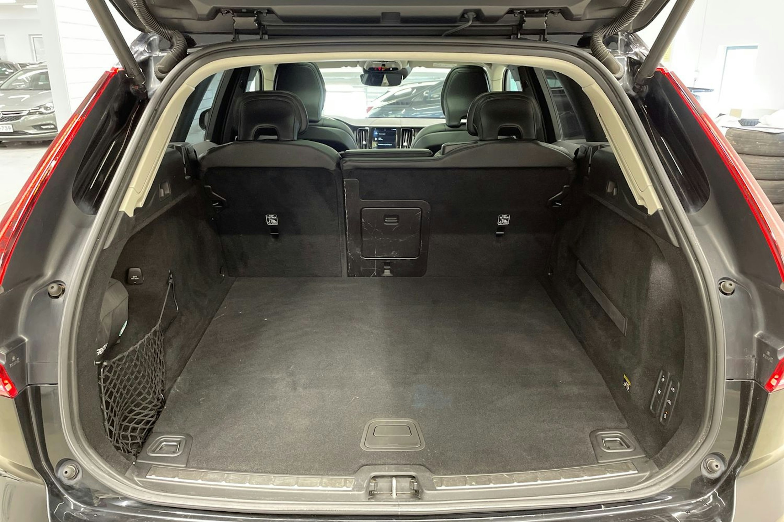 musta Volvo XC60 2018 kuva 12.