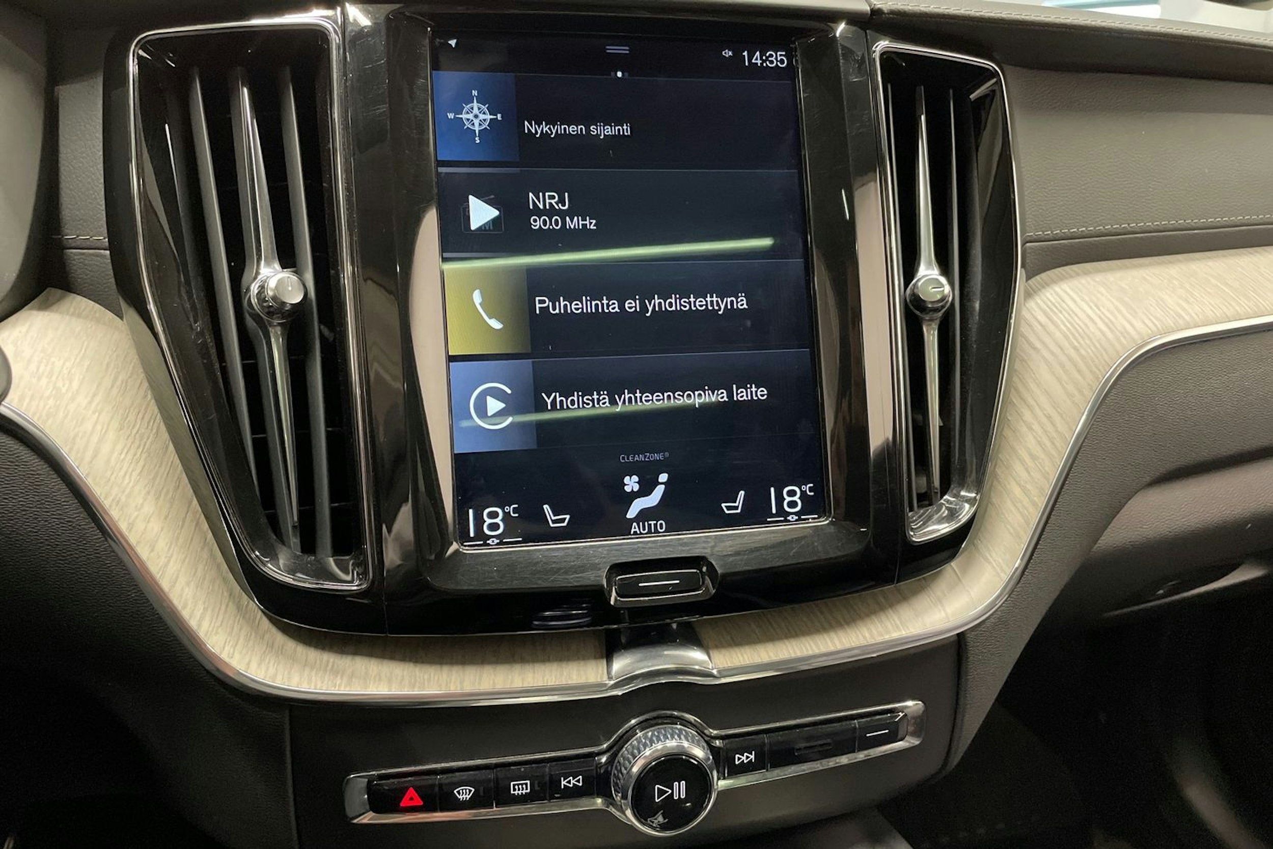 musta Volvo XC60 2018 kuva 14.